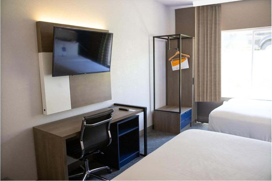 Queen Room with Two Queen Beds - Non-Smoking - Photo 1