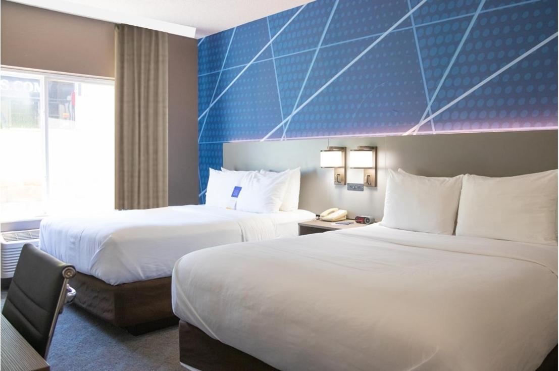 Queen Room with Two Queen Beds - Non-Smoking - Photo 8