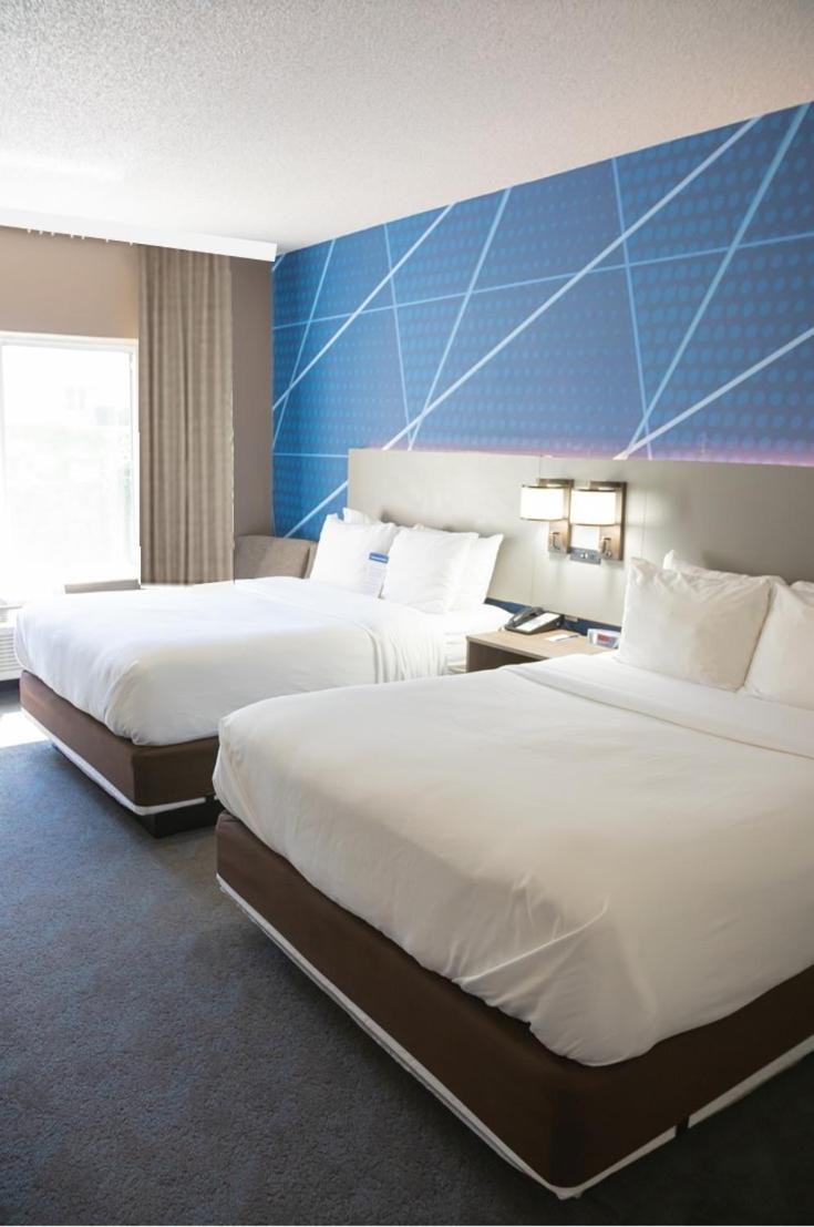 Queen Room with Two Queen Beds - Non-Smoking - Photo 9