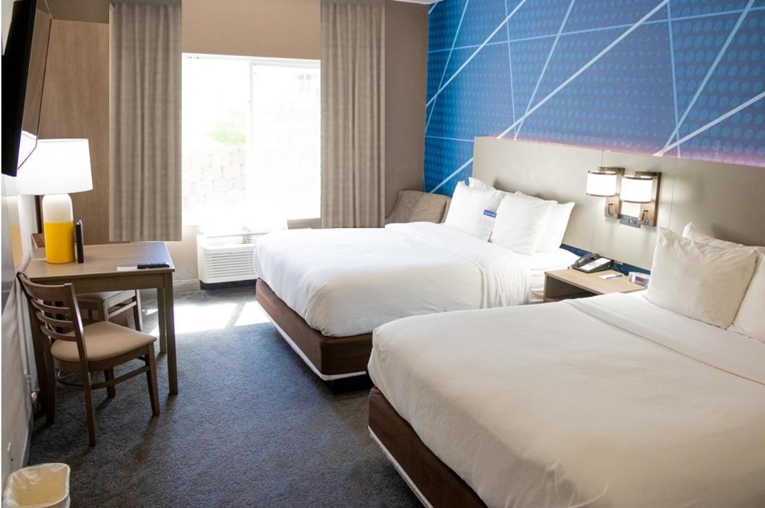 Queen Room with Two Queen Beds - Non-Smoking - Photo 30