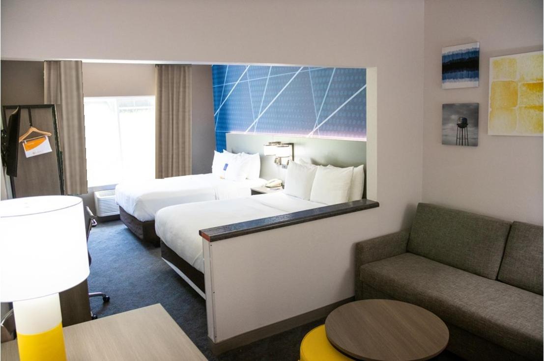 Queen Suite with Two Queen Beds - Non-Smoking - Photo 9