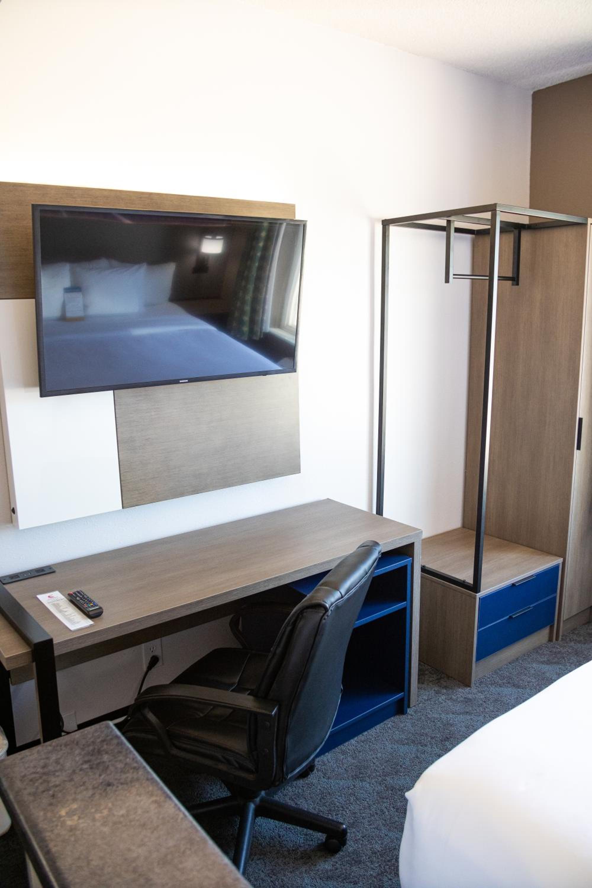 Queen Suite with Two Queen Beds - Non-Smoking - Photo 22