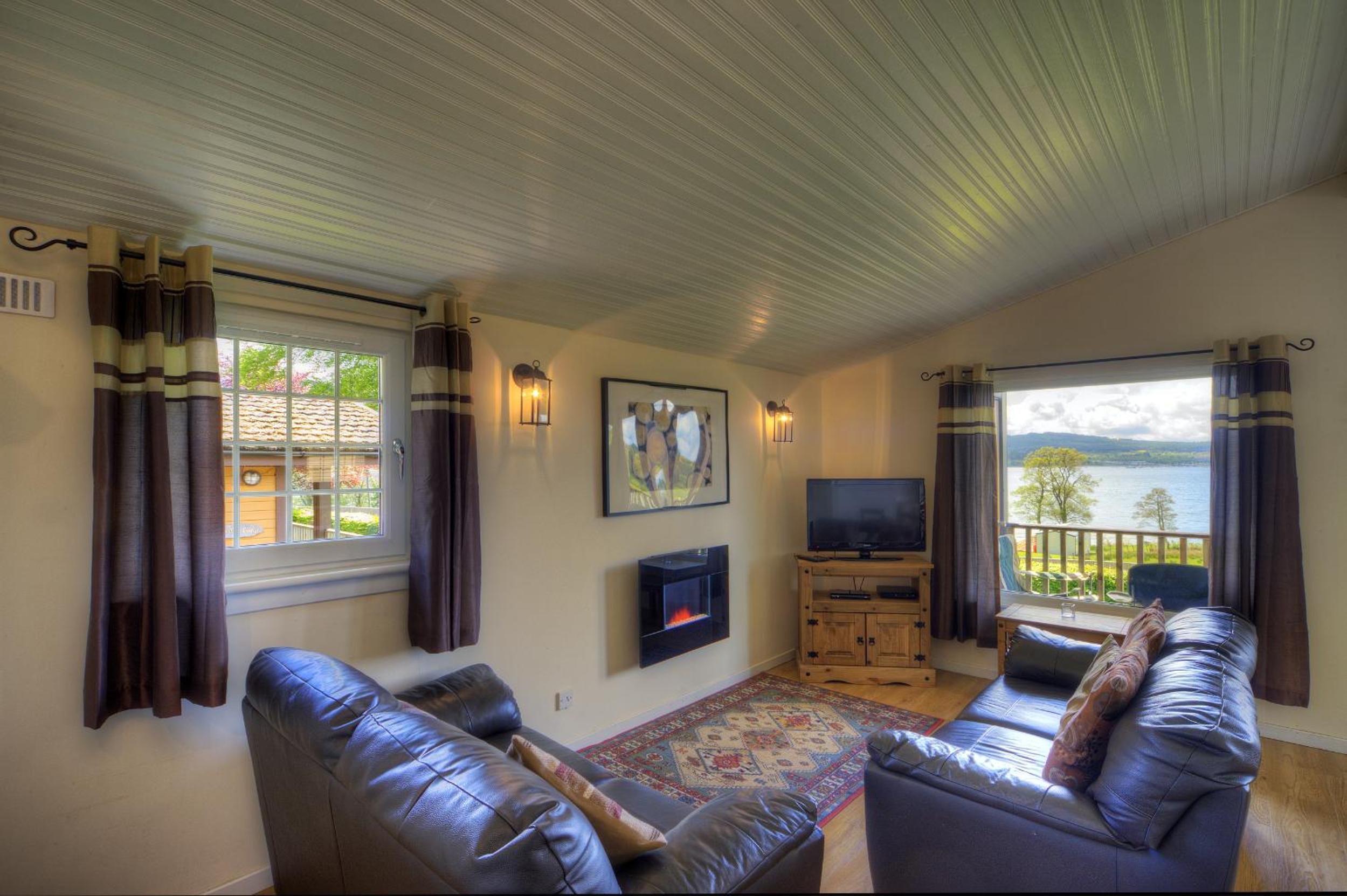 Two-Bedroom Lodge with Lake View 2 photo 1
