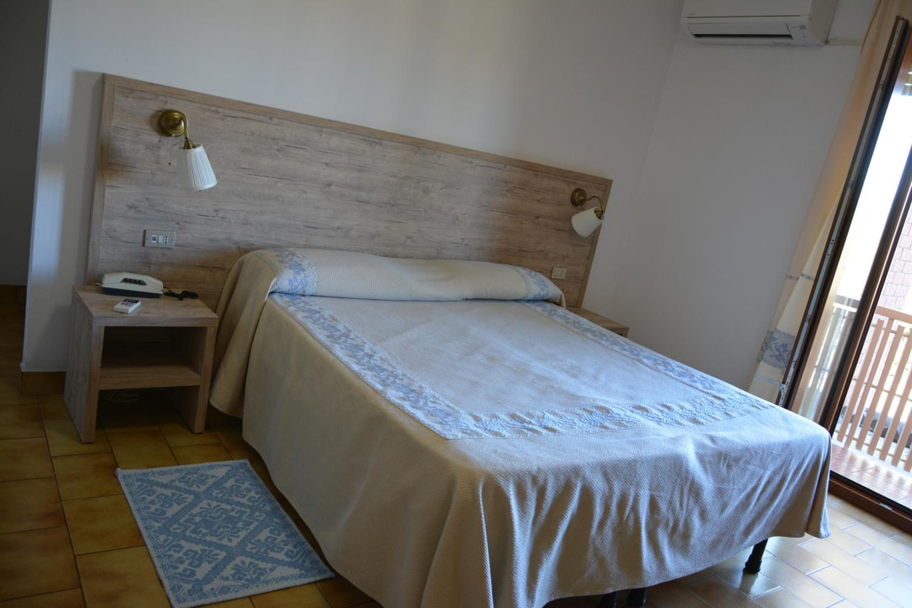 Double or Twin Room with Balcony - Photo 3
