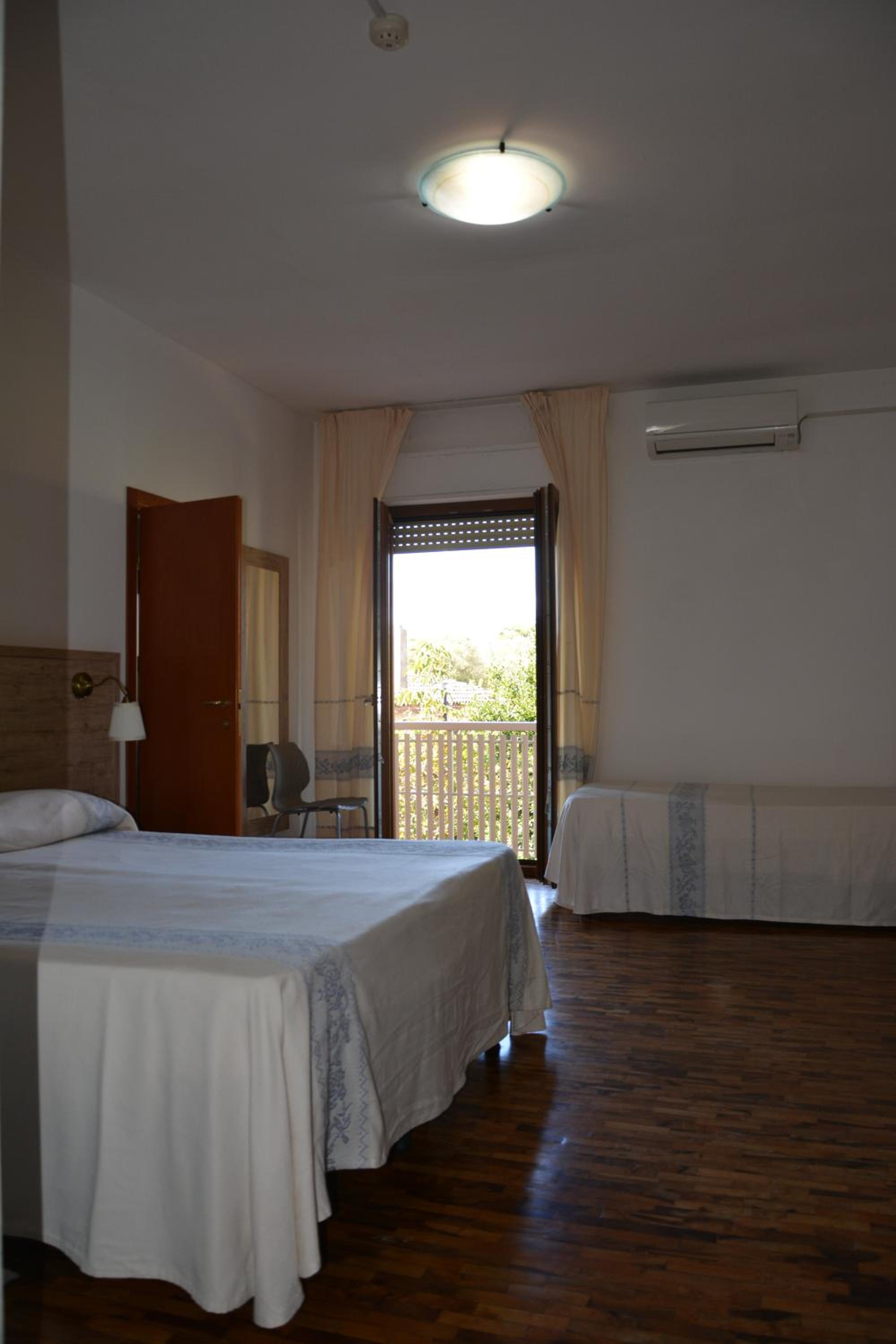Quadruple Room with Balcony - Photo 3