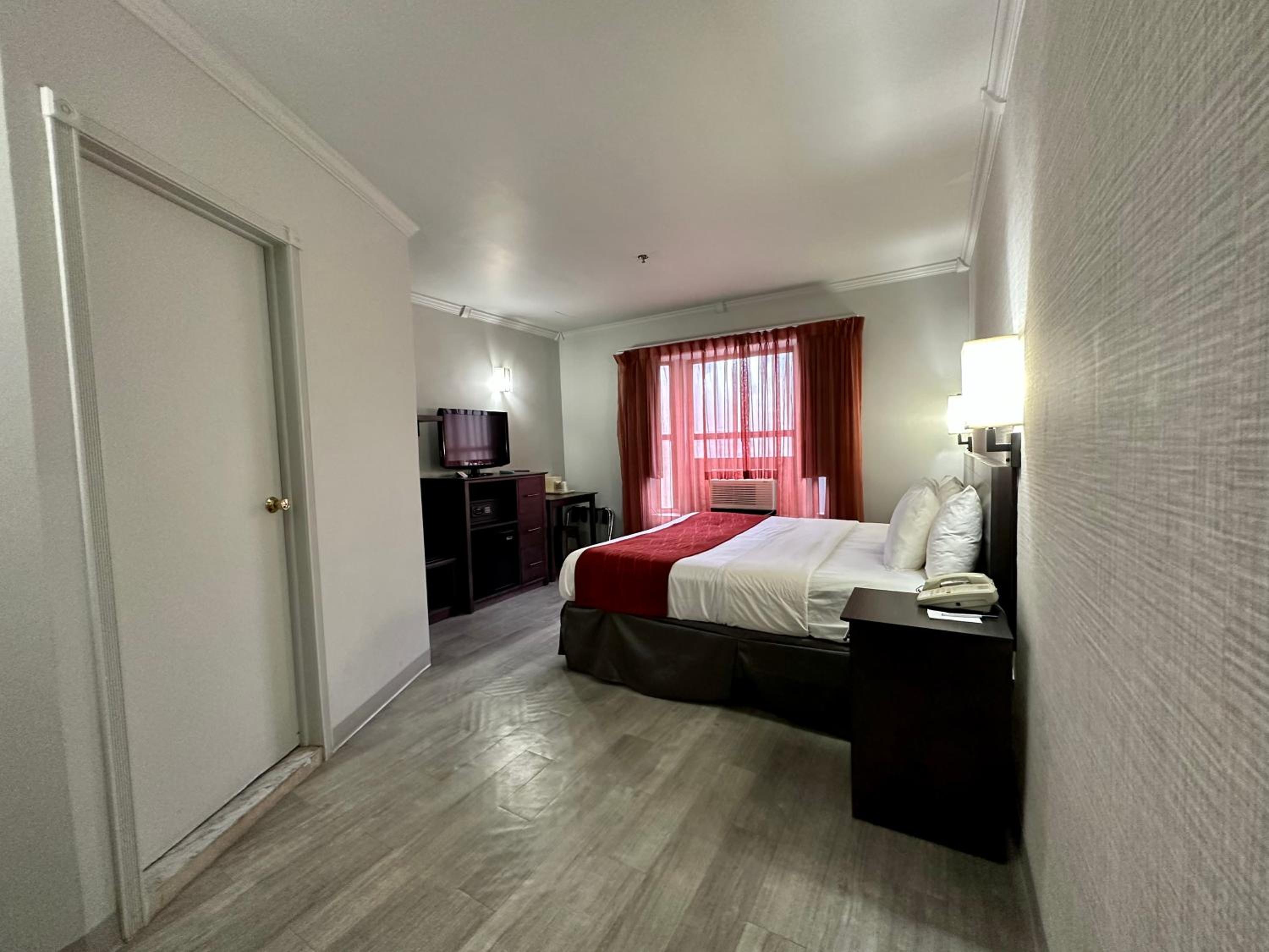 Deluxe King Room photo 1
