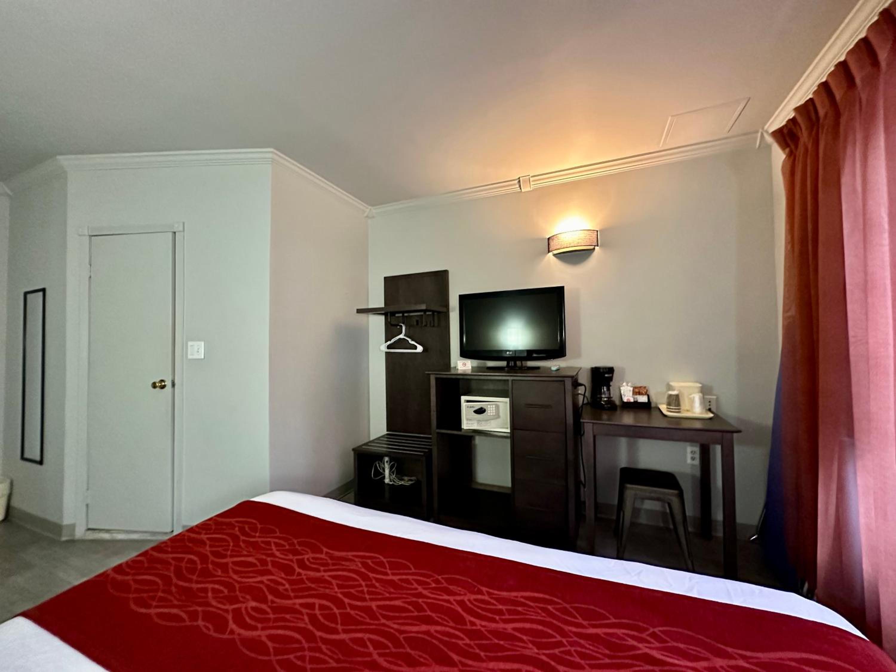 Deluxe King Room photo 2