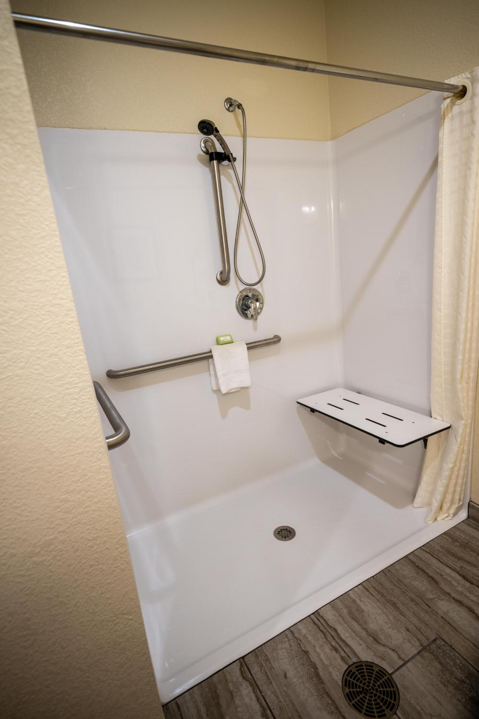 One-Bedroom Suite - Photo 8