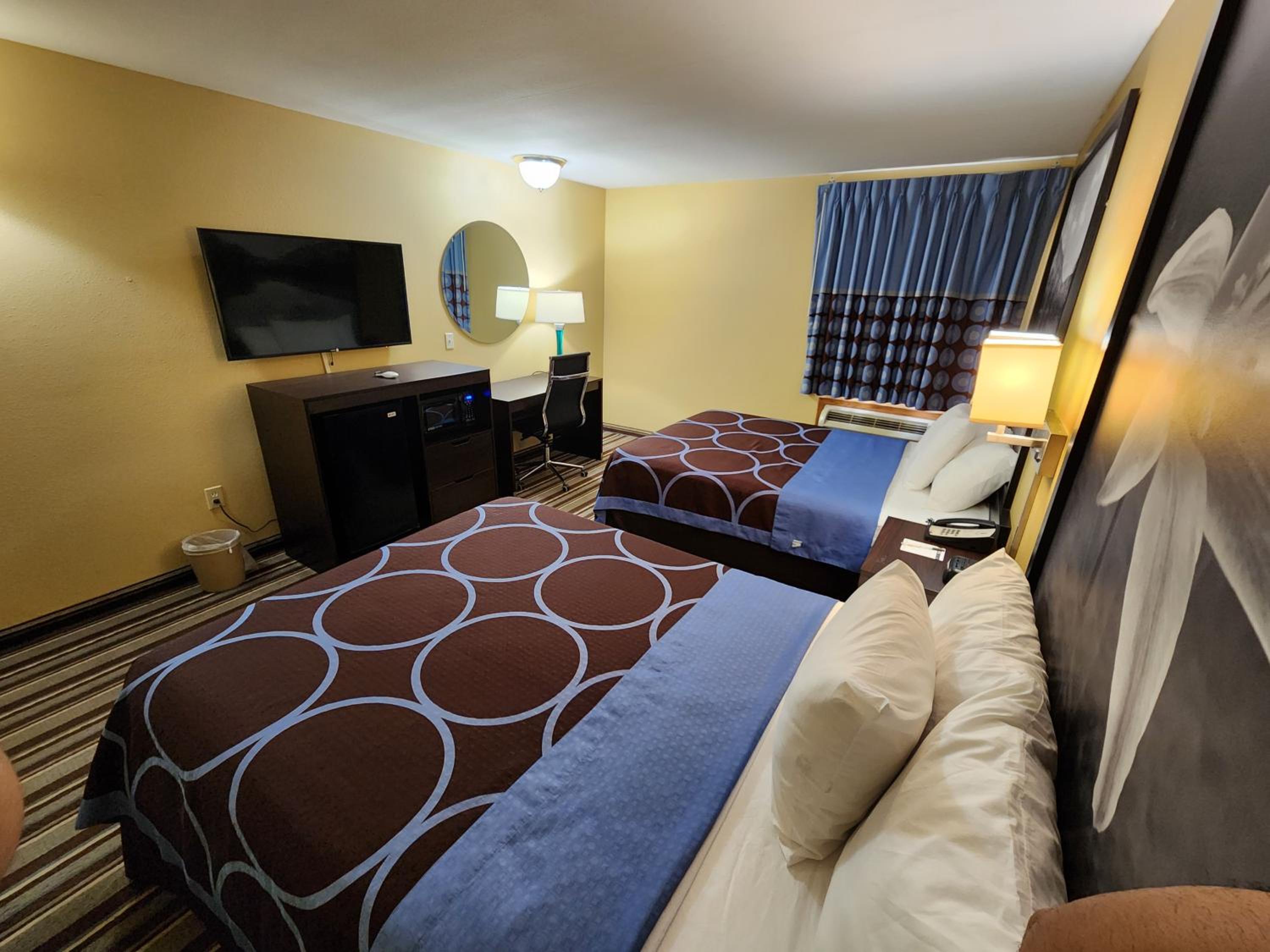 Queen Room with Two Queen Beds - Non-Smoking - Photo 1