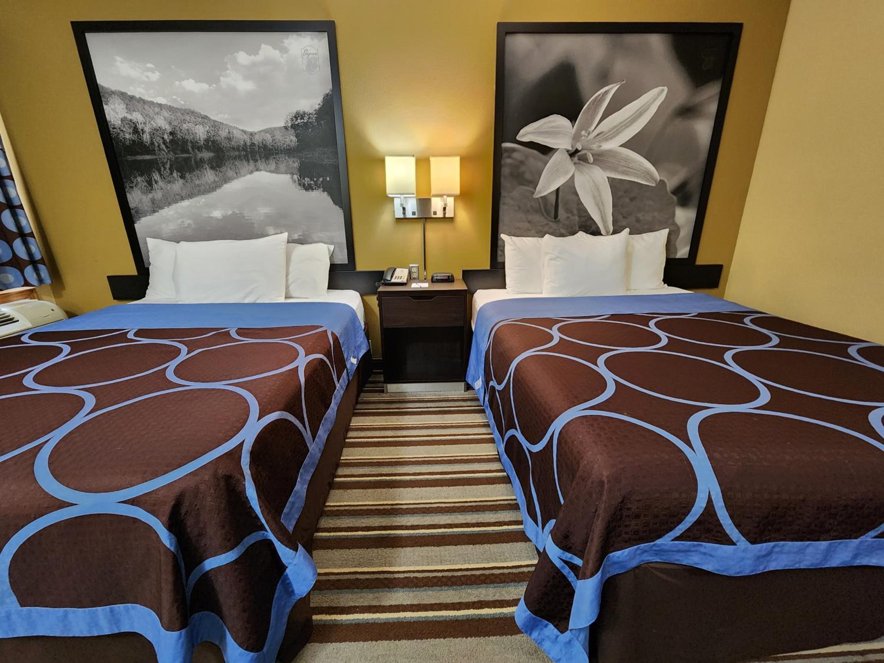 Queen Room with Two Queen Beds - Non-Smoking - Photo 6