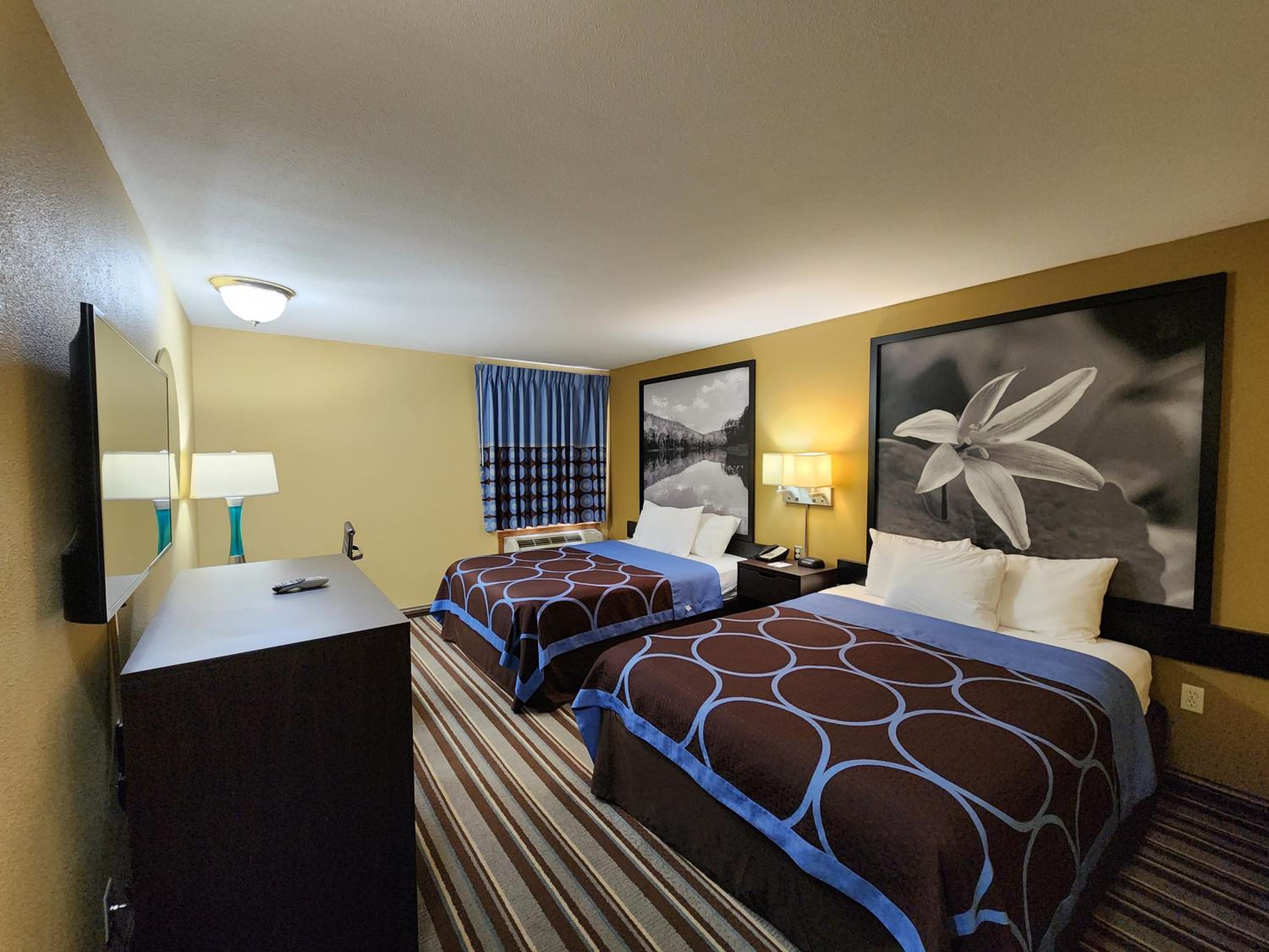 Queen Room with Two Queen Beds - Non-Smoking - Photo 7