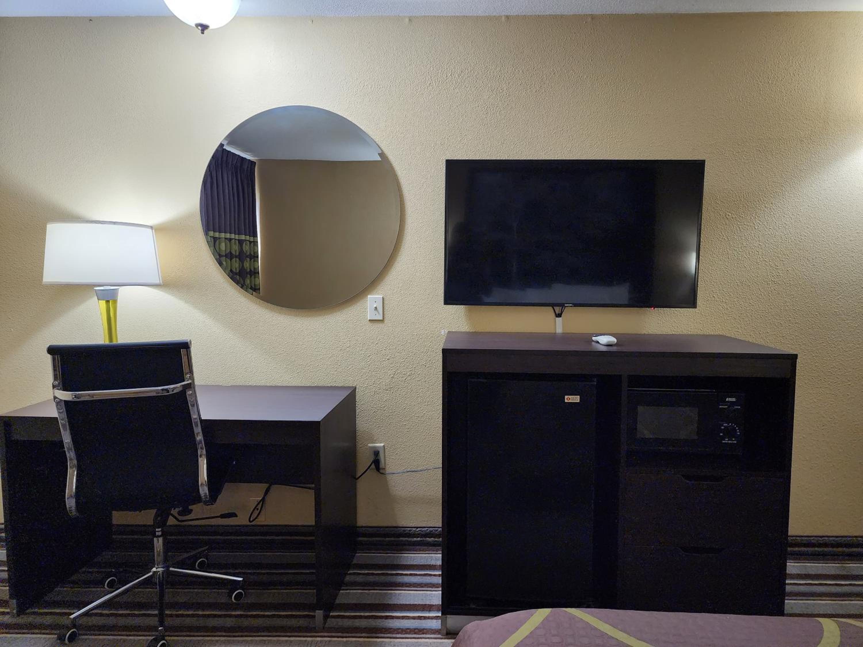 King Room - Non-Smoking - Photo 2
