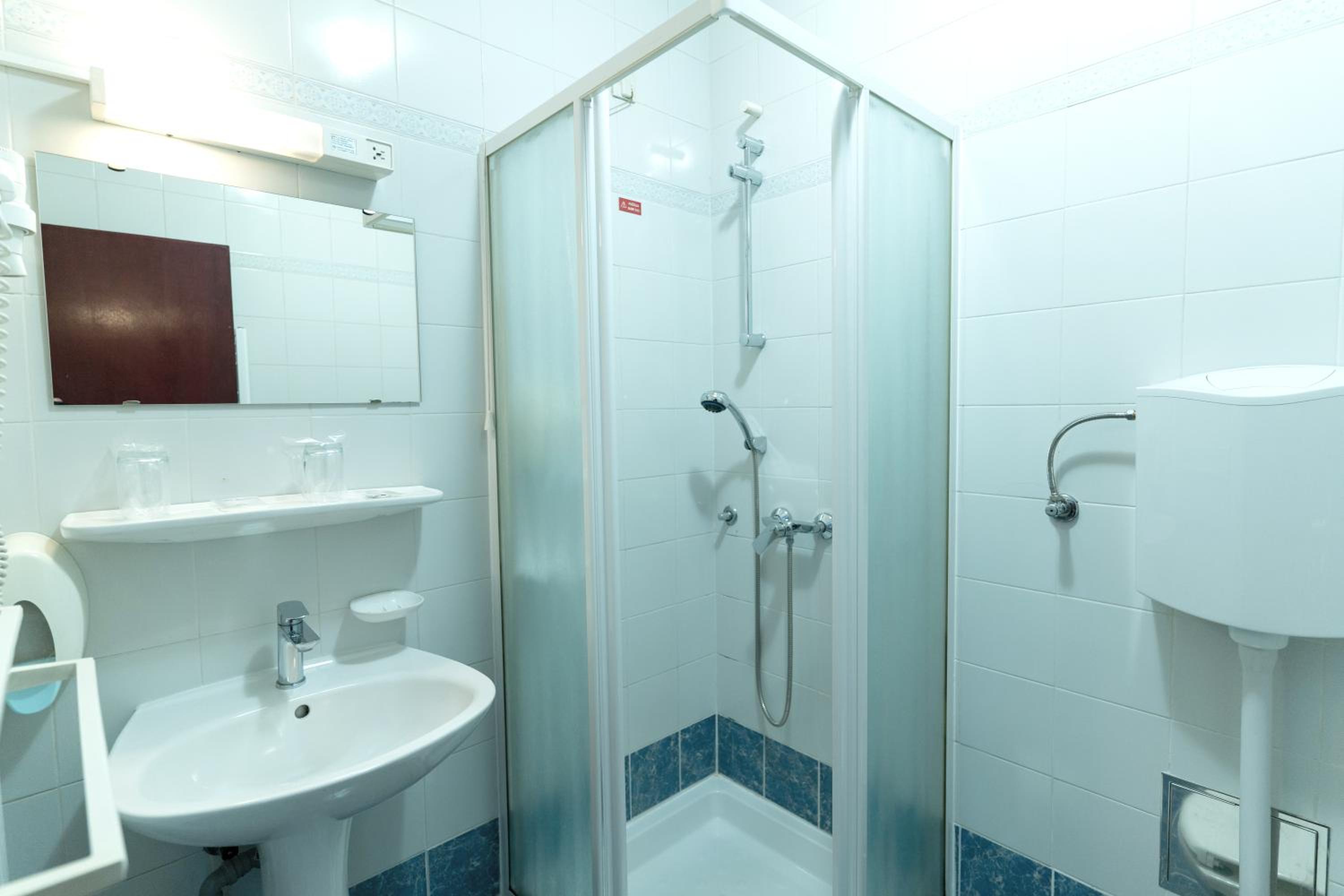 Double Room - Photo 9