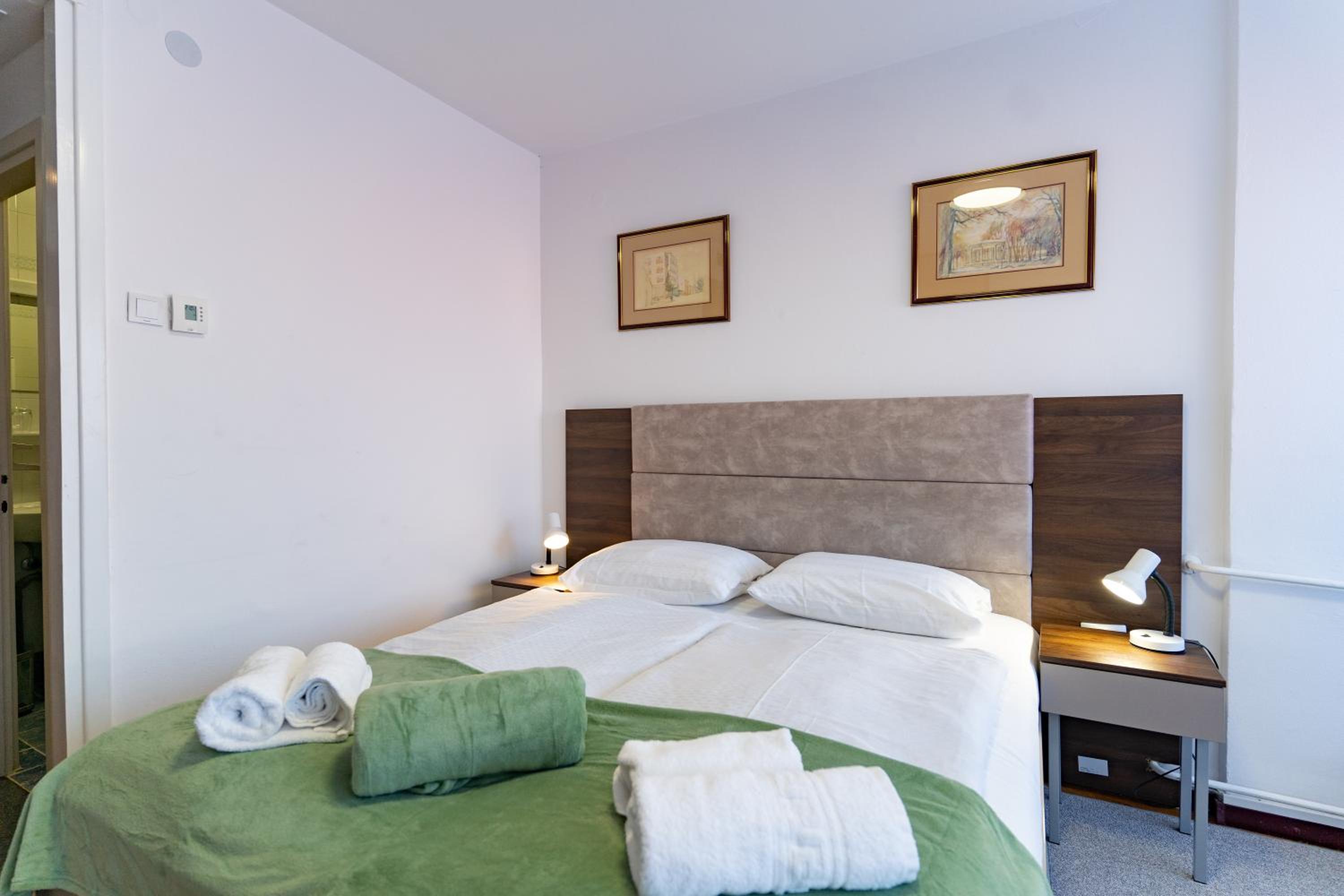 Double Room - Photo 8