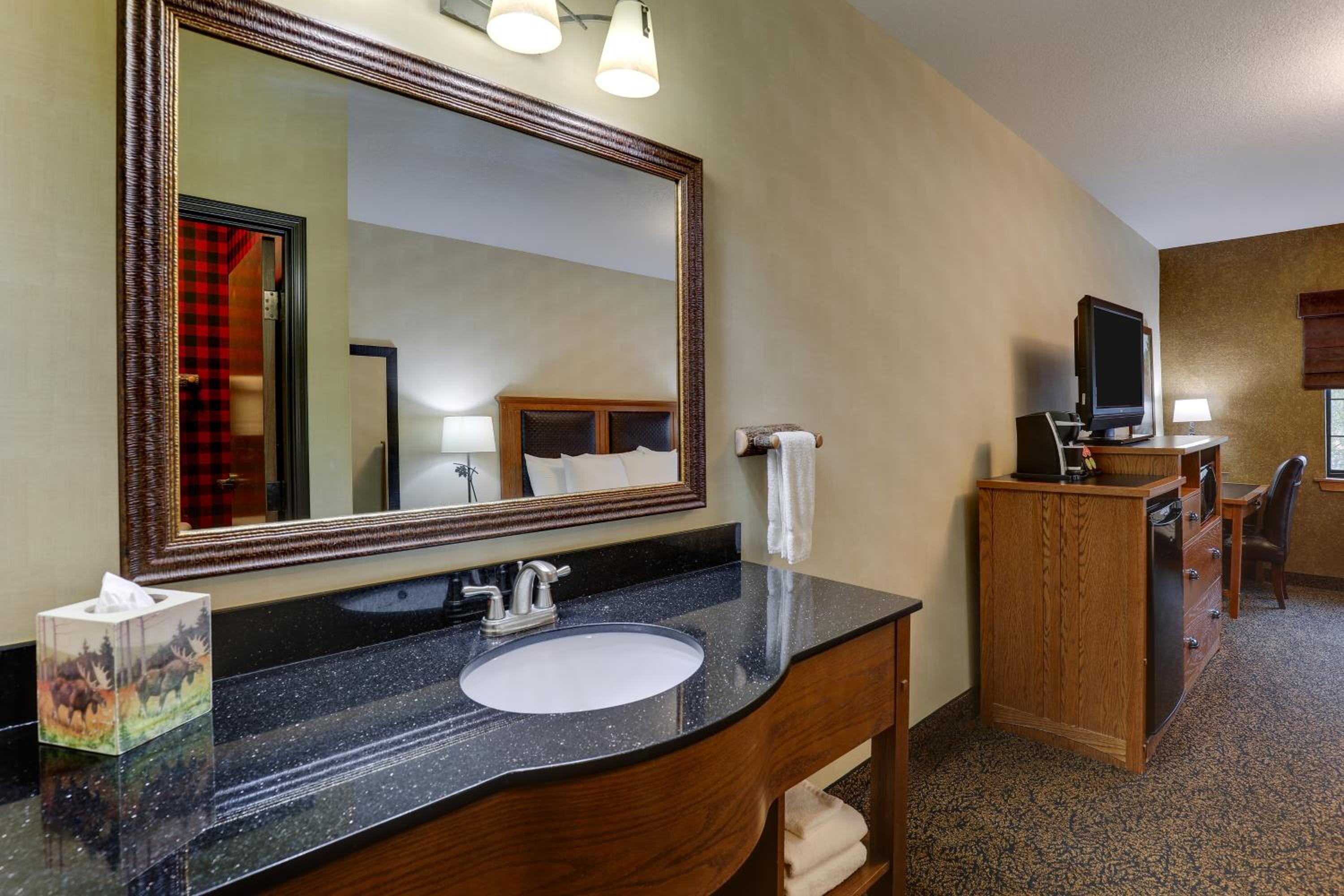Deluxe King Room - Photo 5