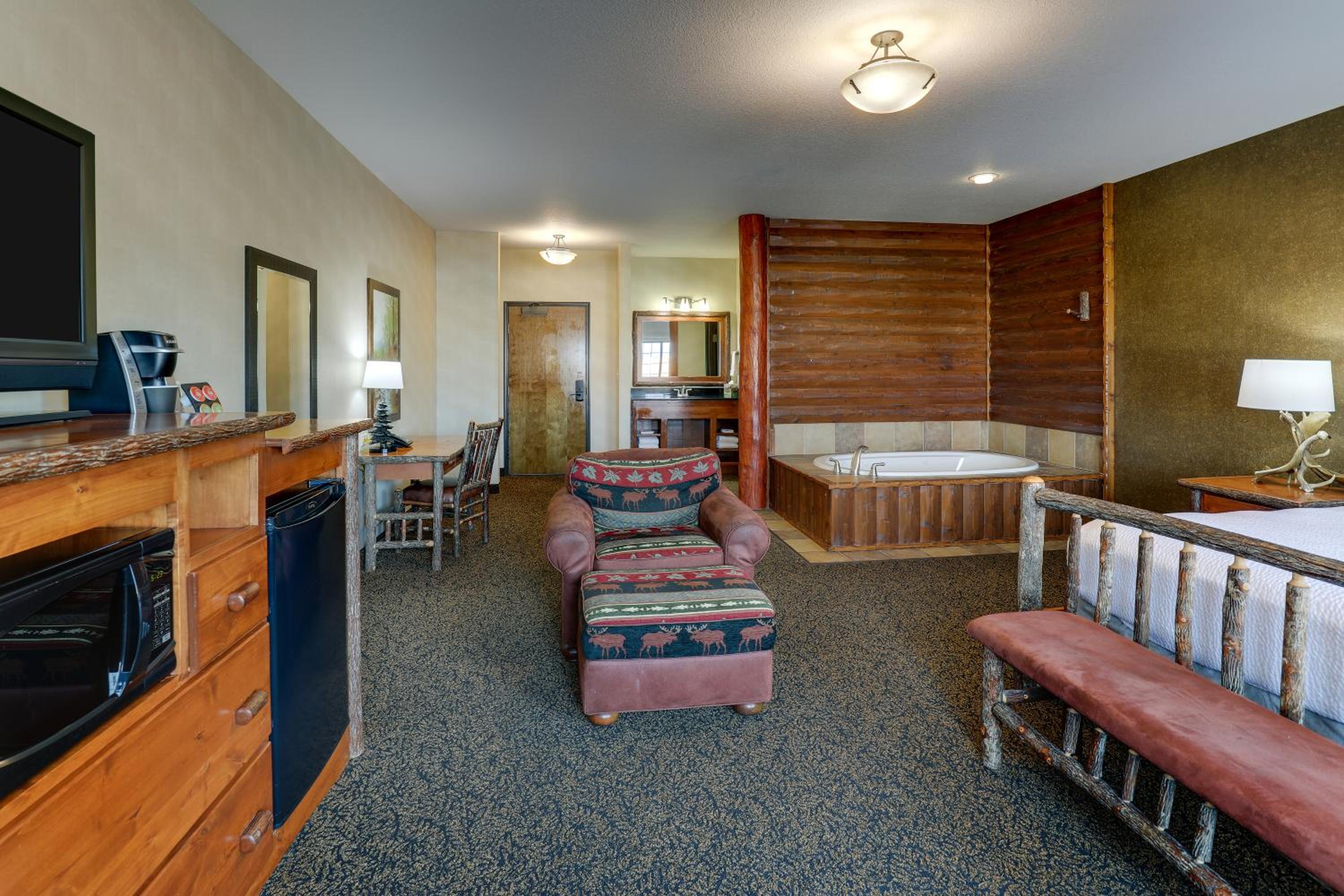 Suite with Hot Tub - Photo 4