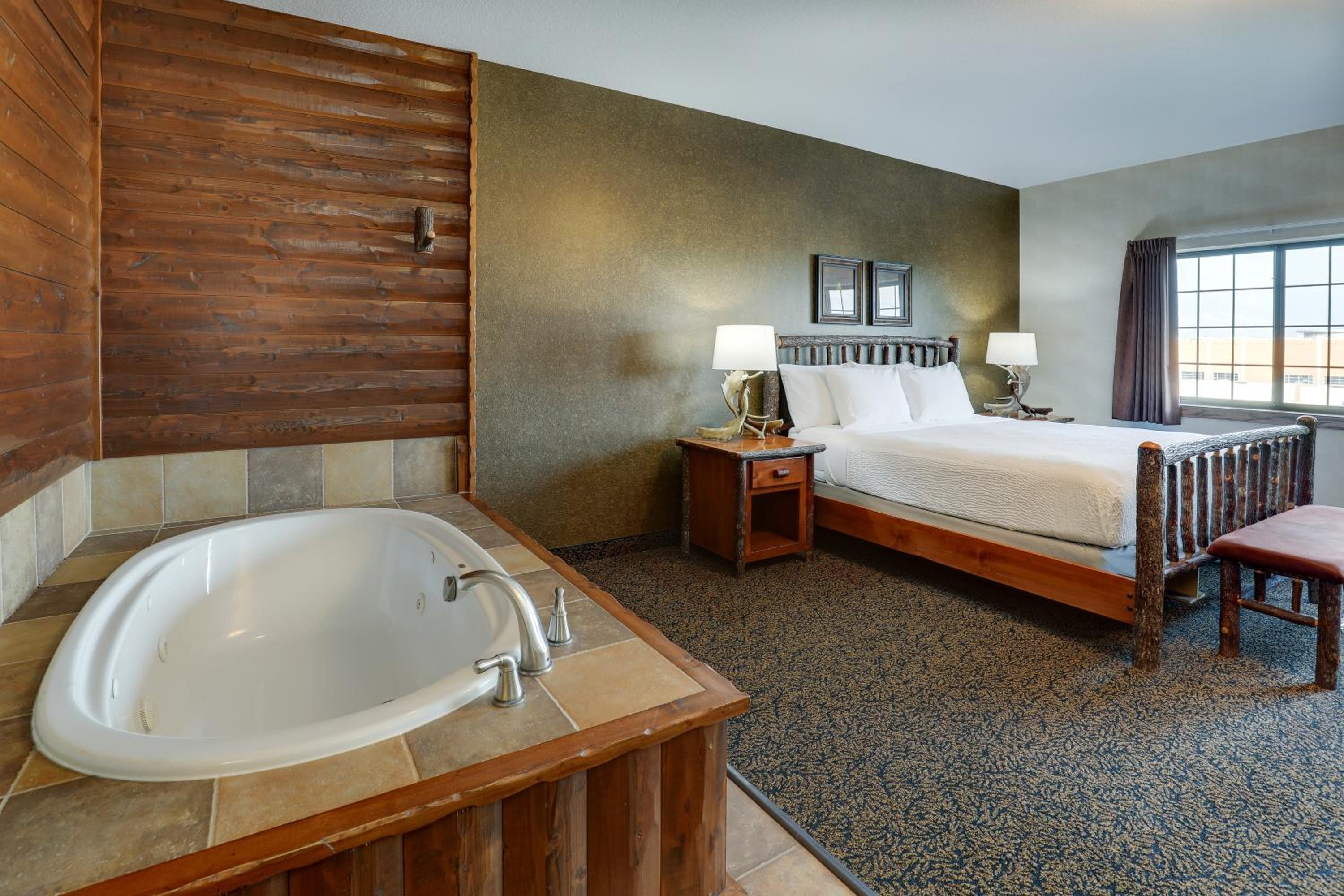 Suite with Hot Tub - Photo 1