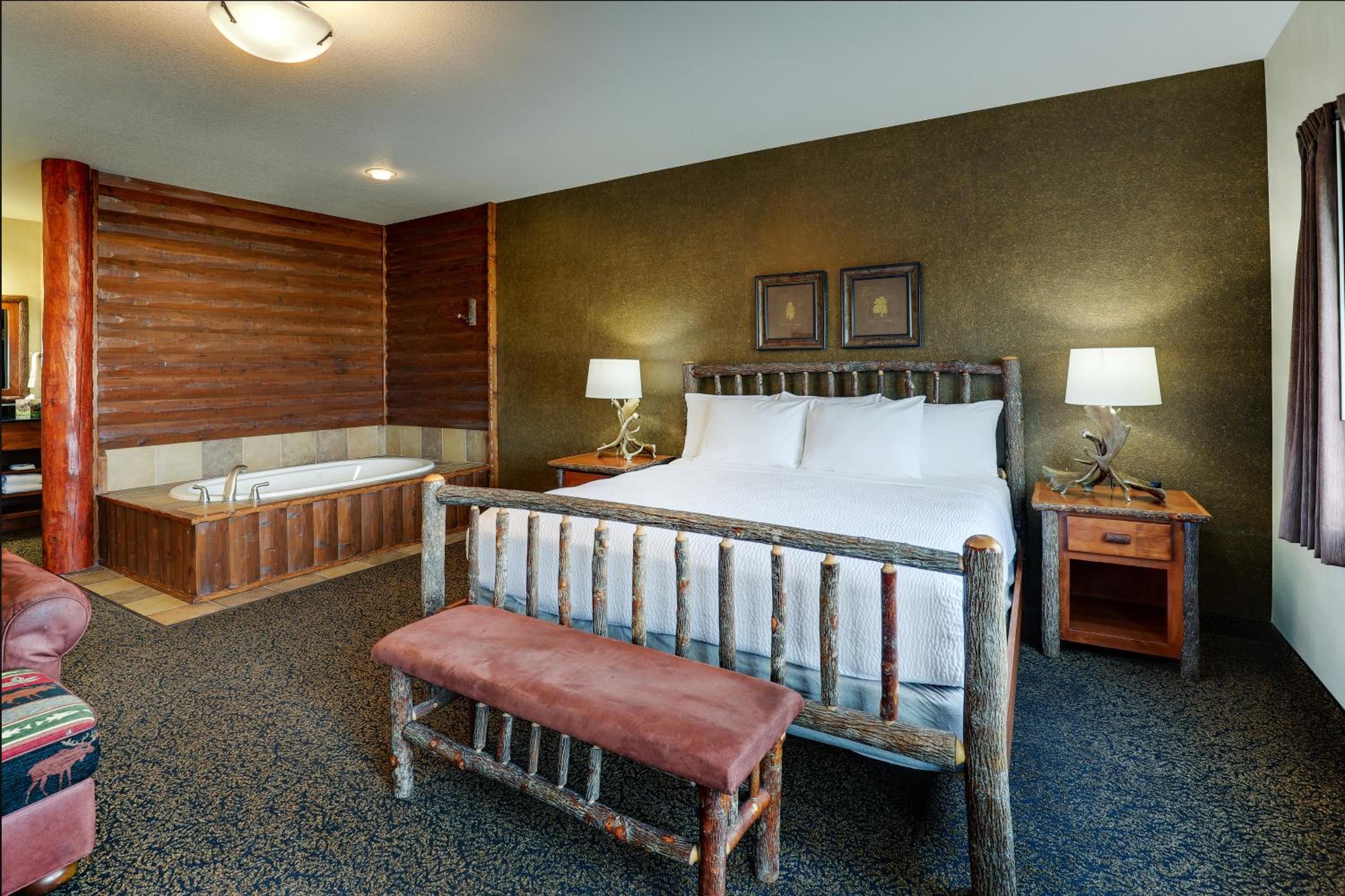 Suite with Hot Tub - Photo 3