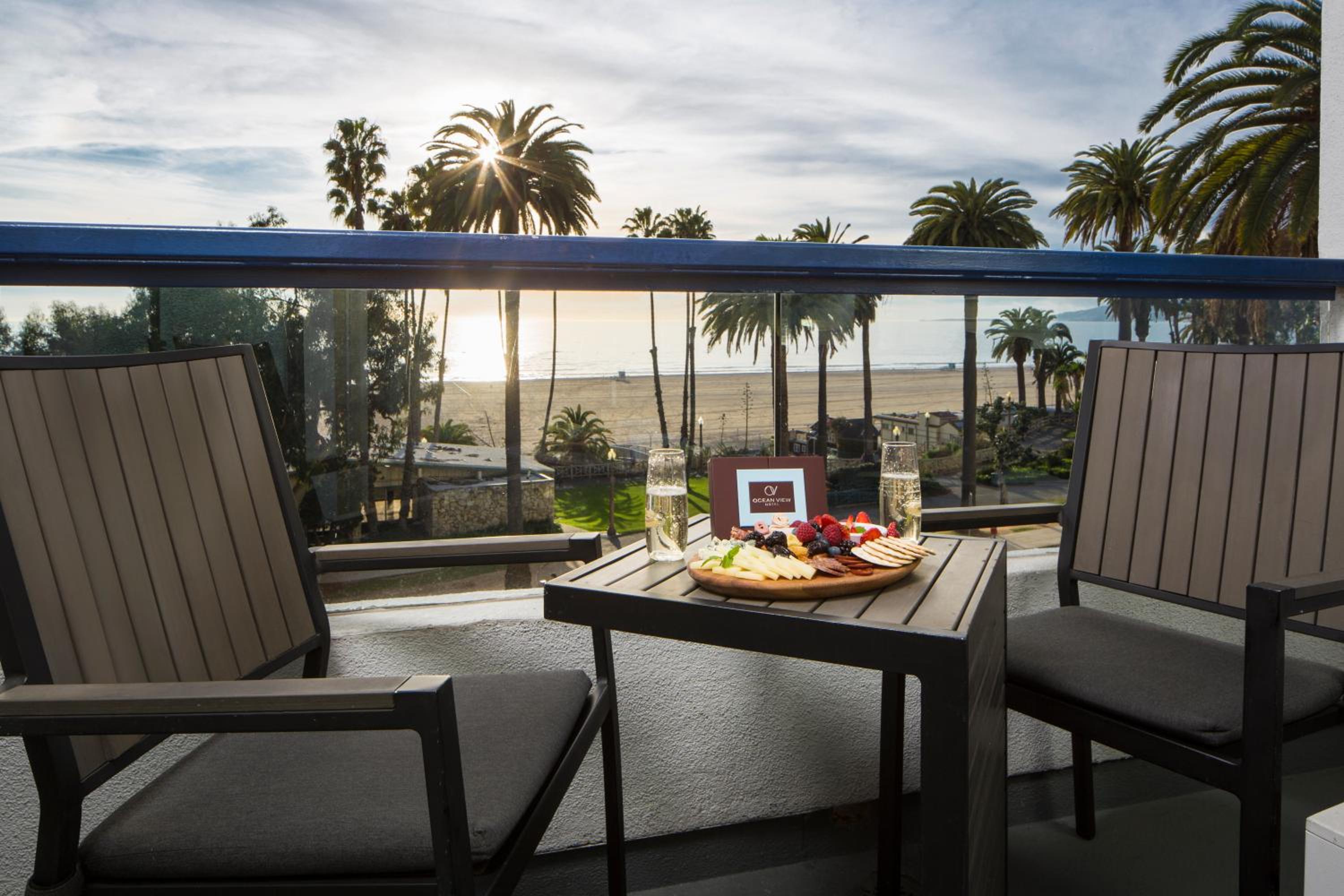 Deluxe King Room with Ocean View photo 3