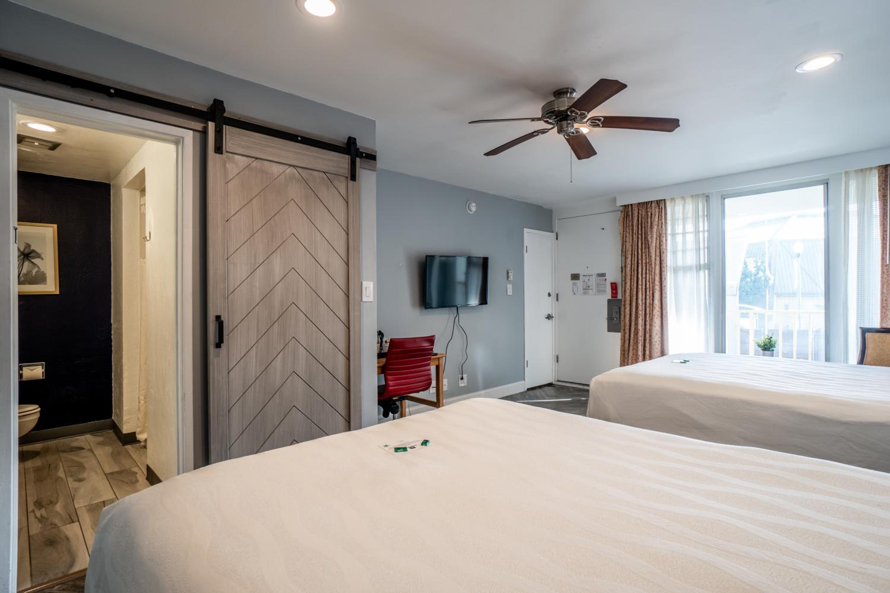 Classic Room, 2 Queen Beds - Photo 2