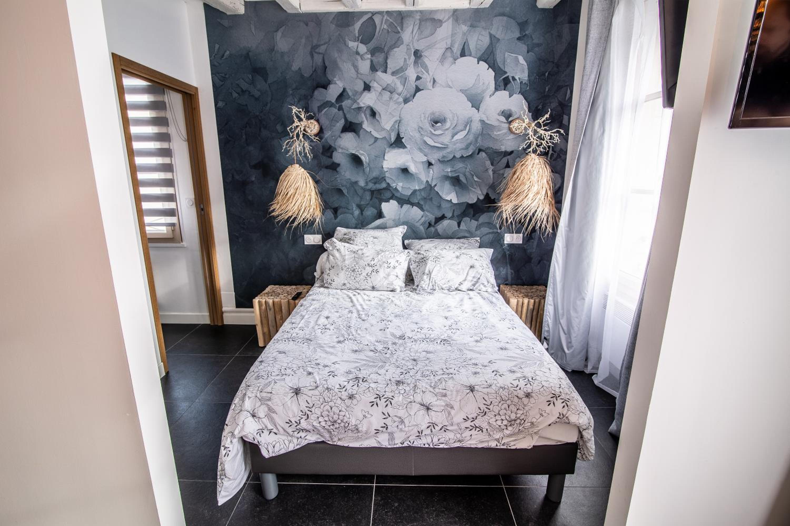 Double Room with Private Bathroom - Photo 12