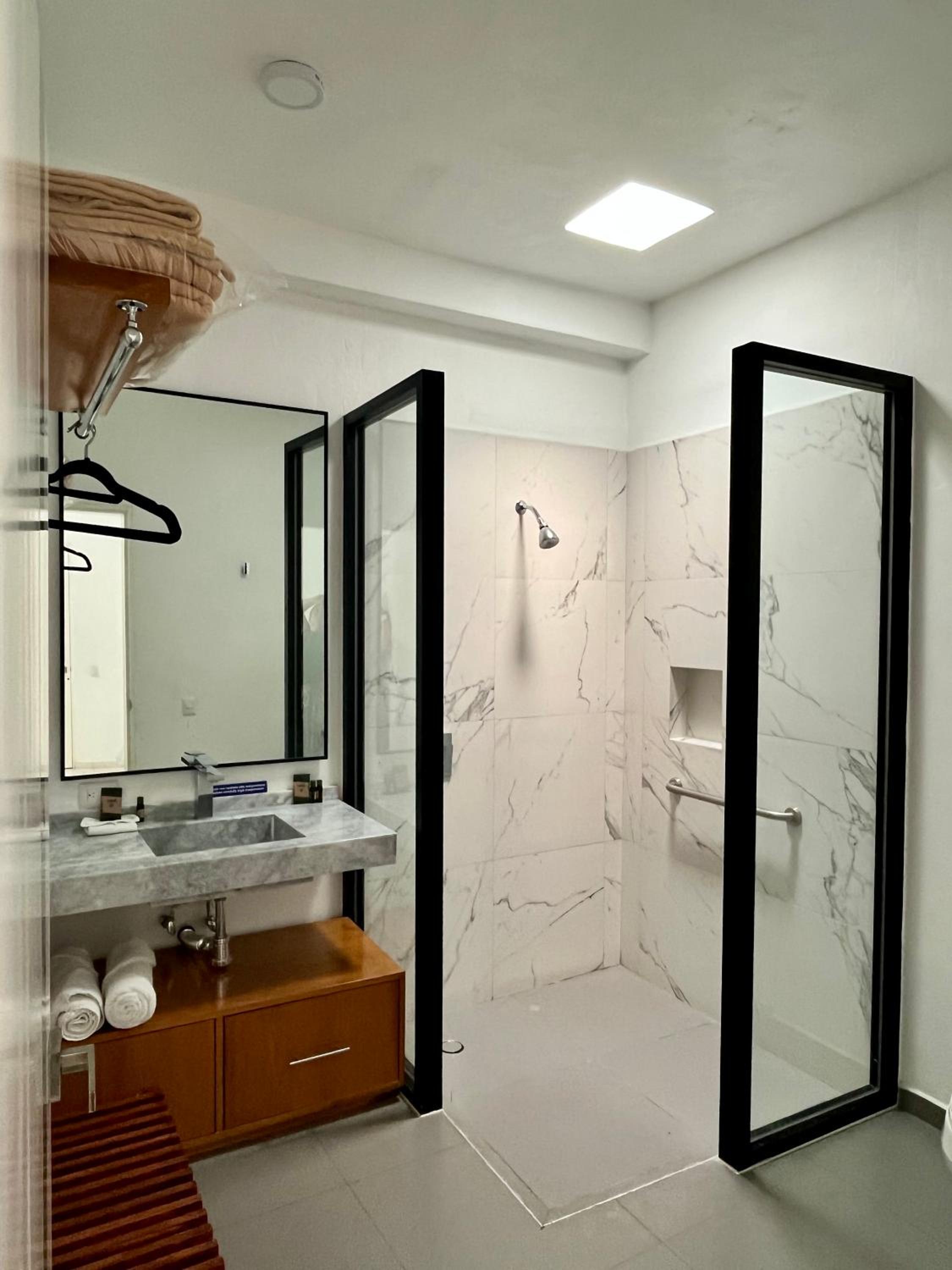 Twin Room - Photo 8
