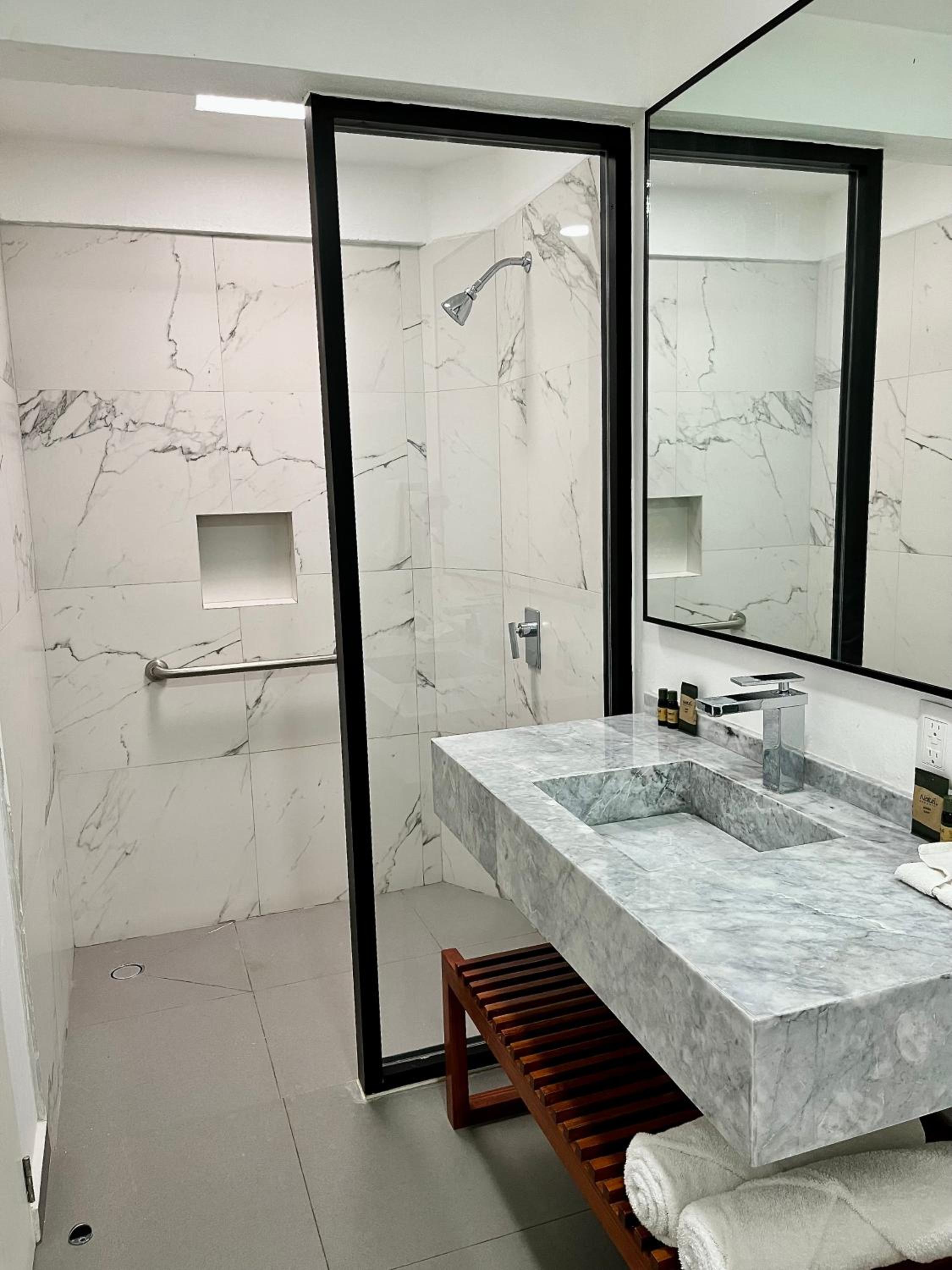 Twin Room - Photo 2