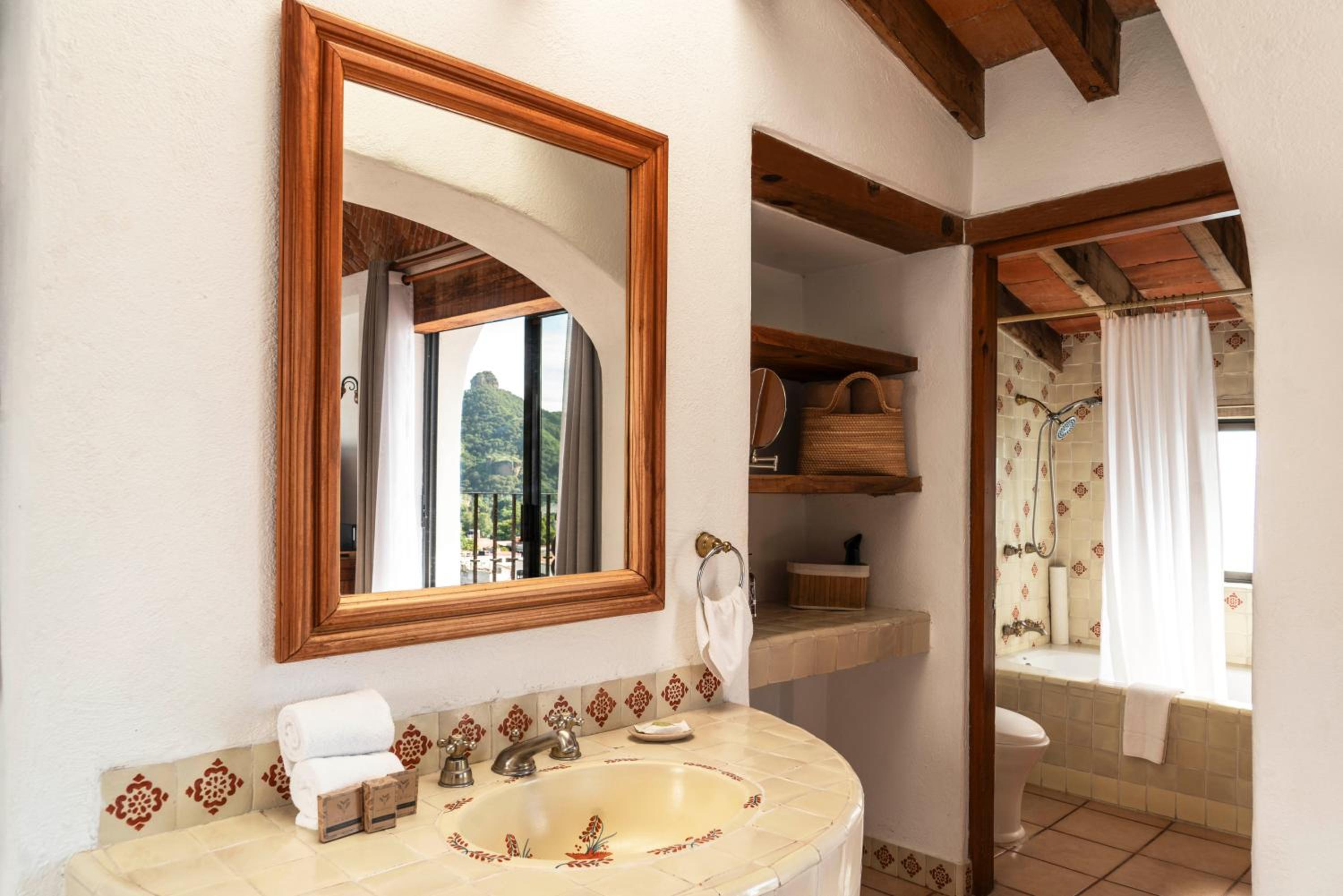 Suite - Photo 25