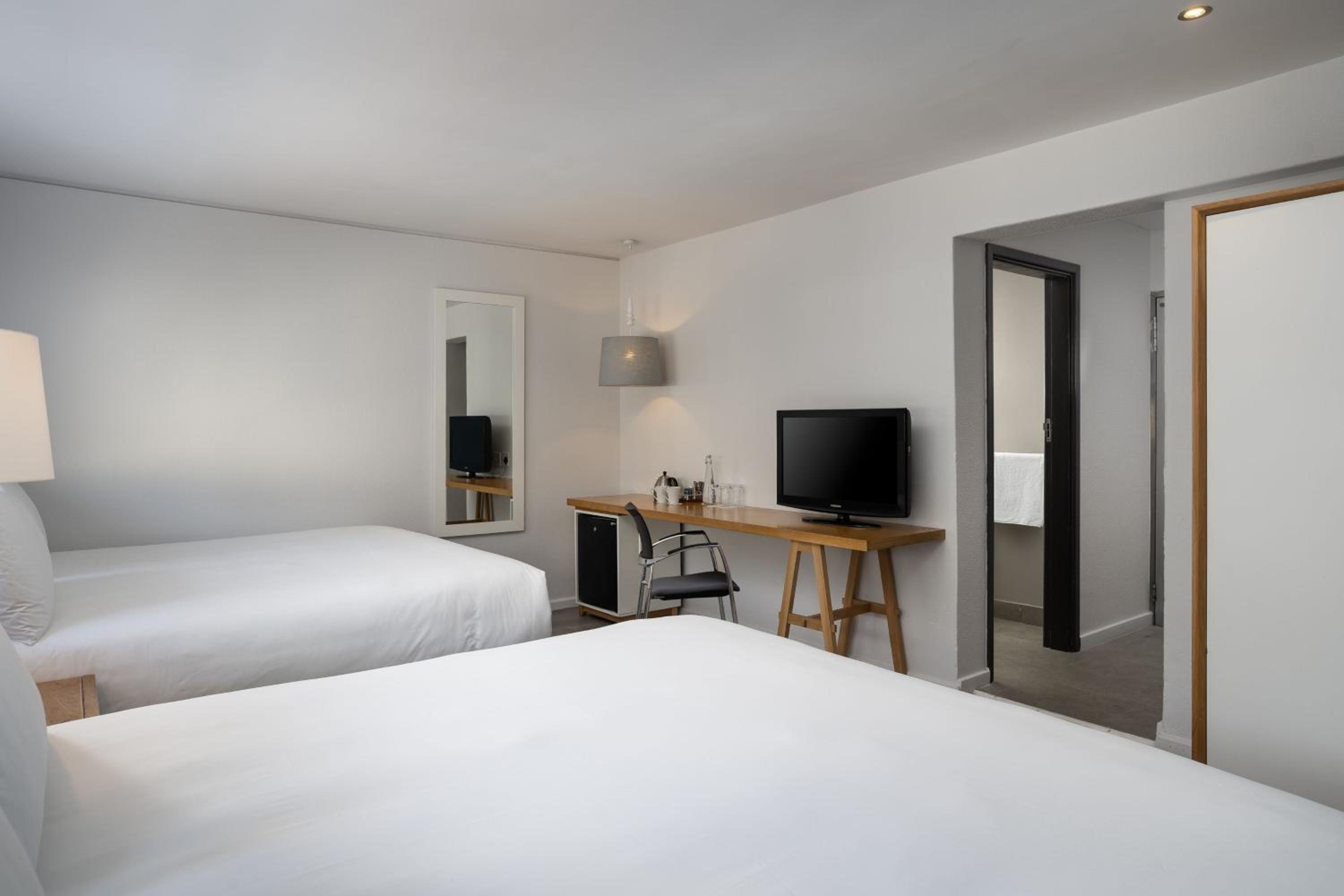Larger Guest room, 2 King beds - Photo 6