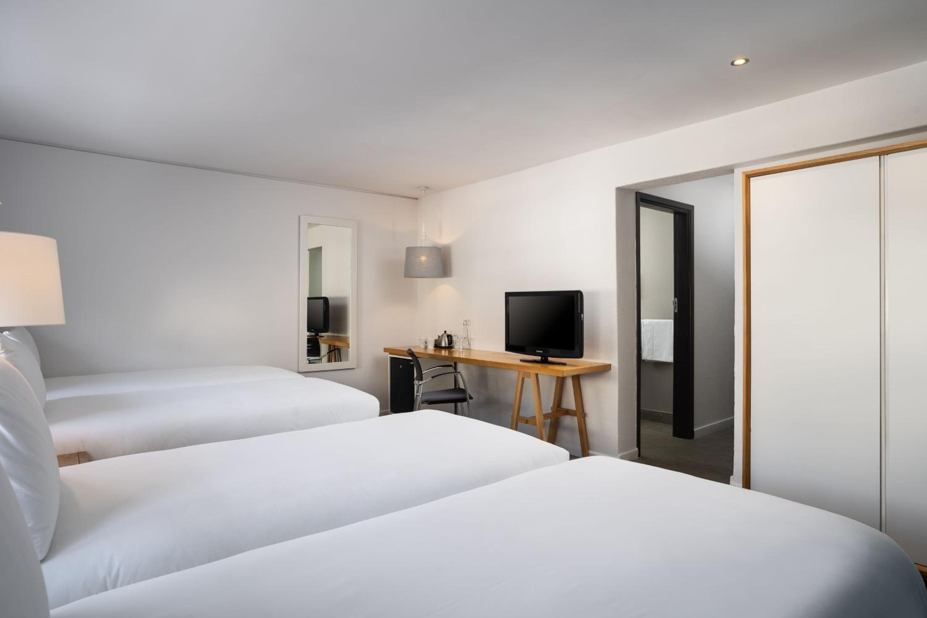 Large Quadruple Room  - Photo 3