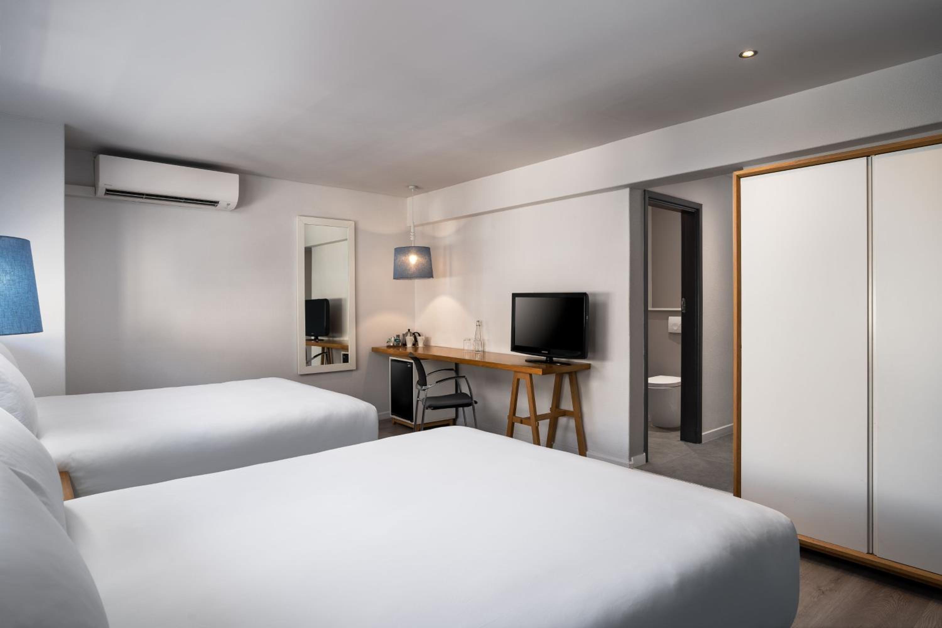 Larger Guest room, 2 King beds - Photo 7