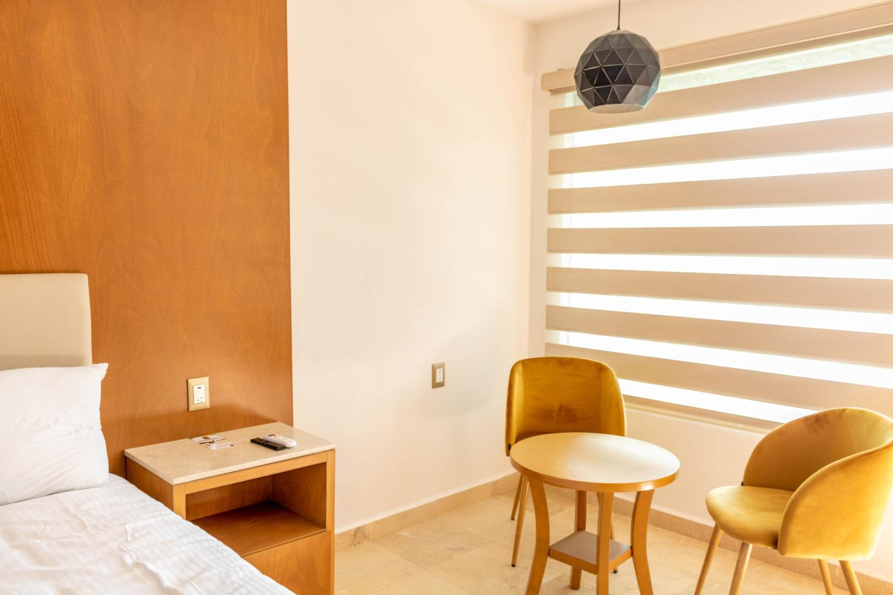 Deluxe Room - Photo 3