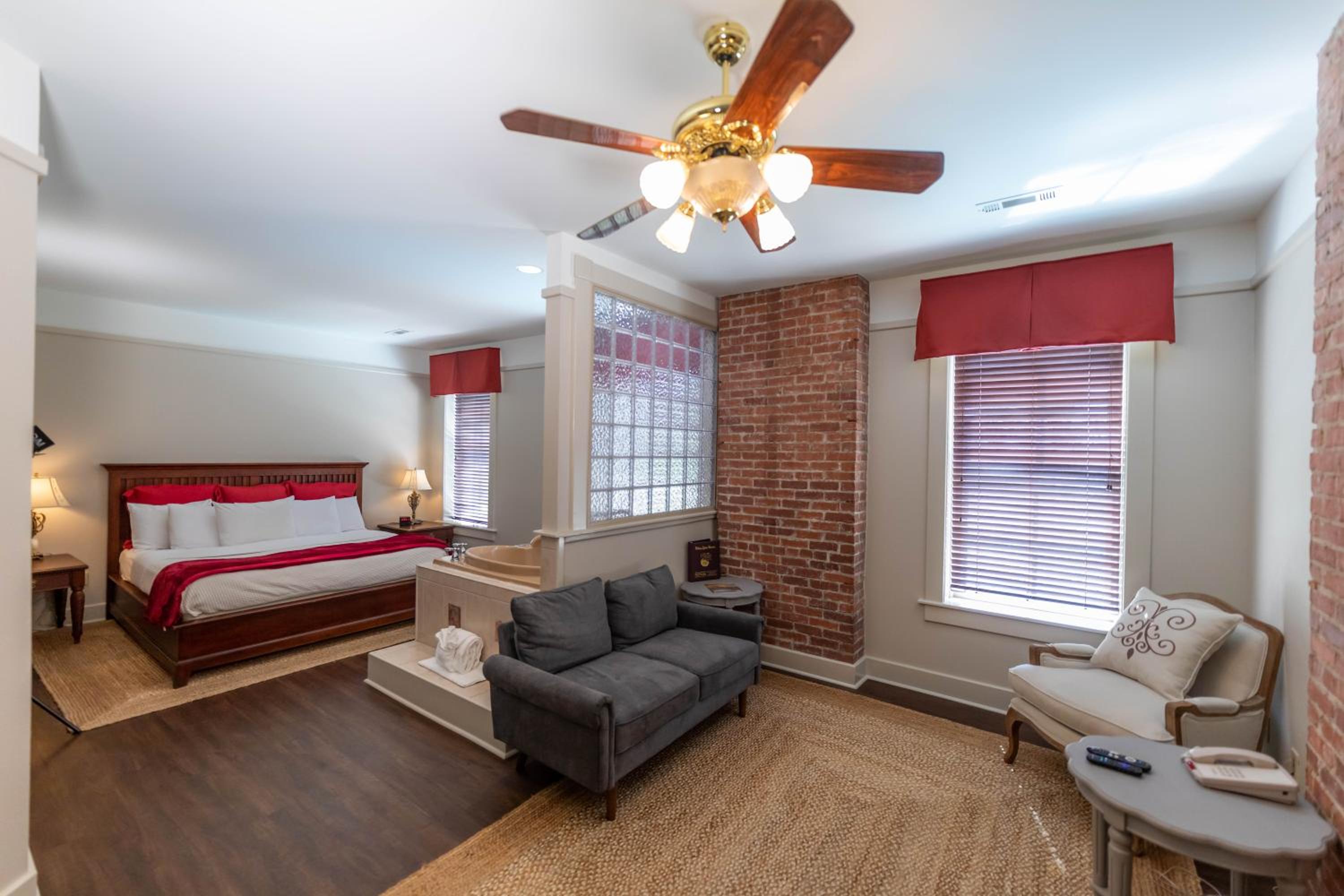 Deluxe One-Bedroom Suite - Photo 1