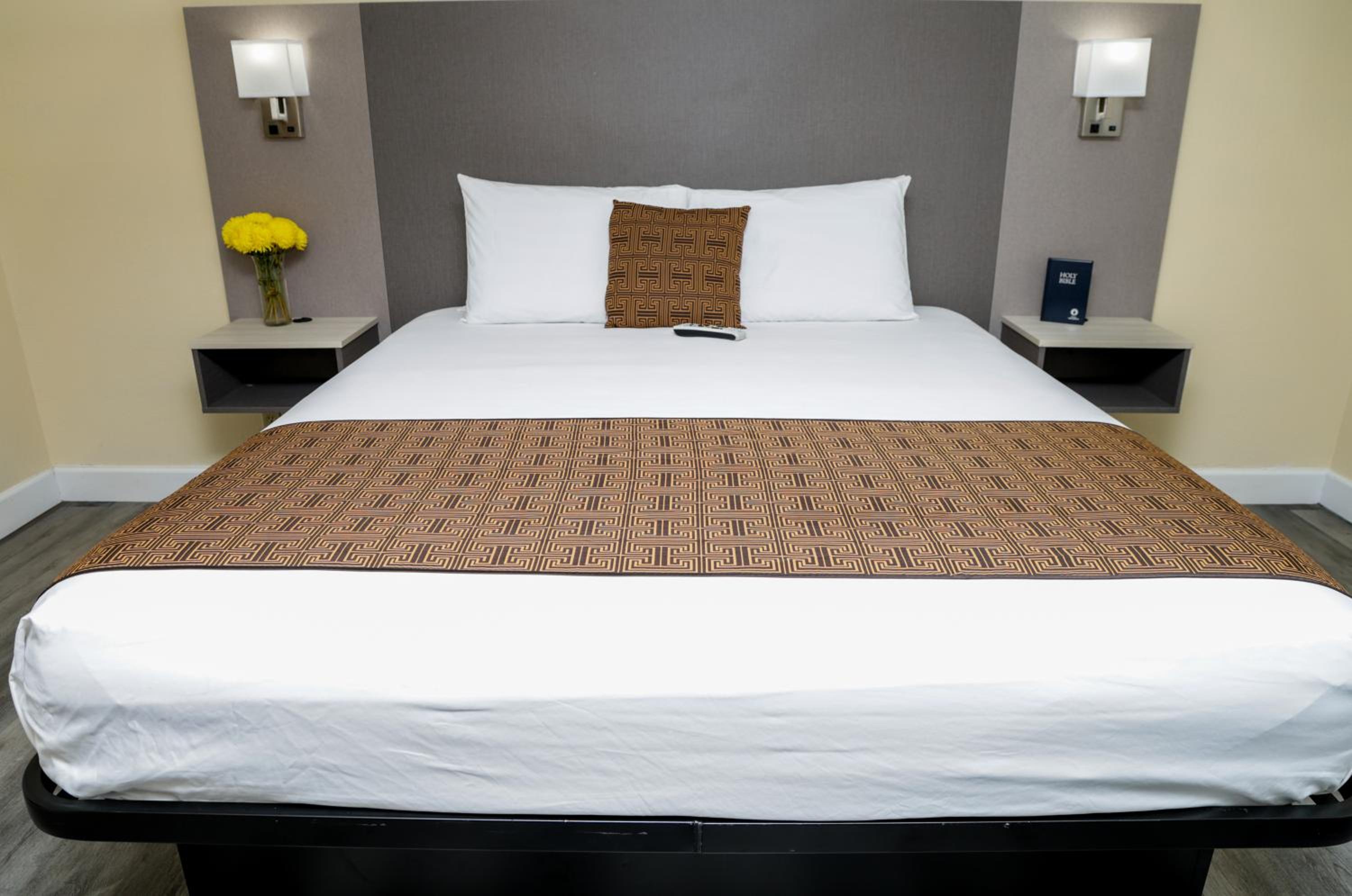 Standard King Room - Photo 9