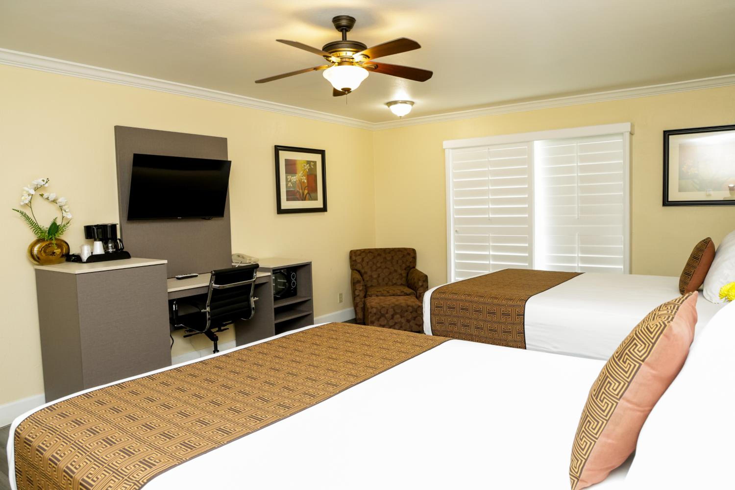 Queen Room with Two Queen Beds - Photo 9