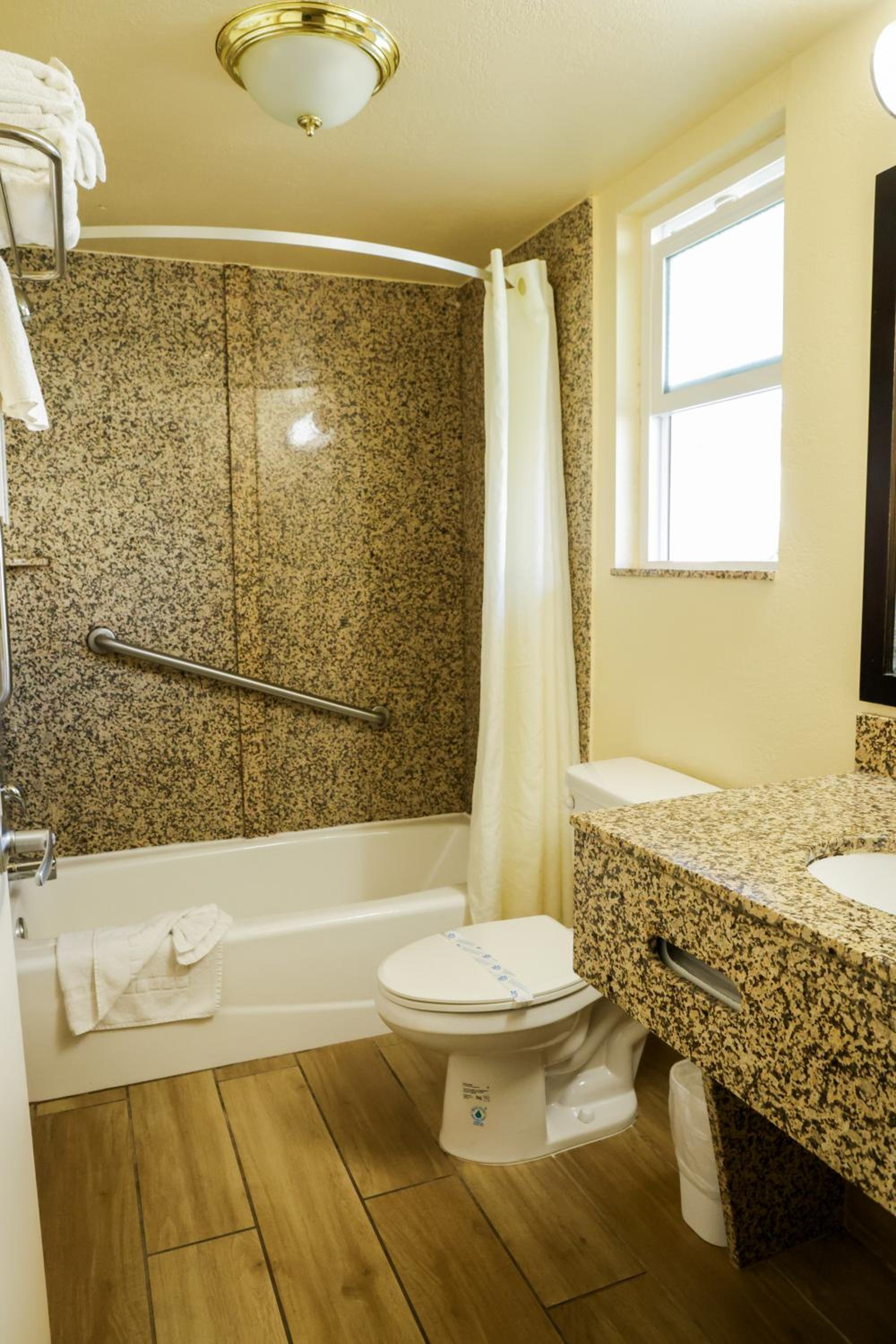 Queen Room with Two Queen Beds - Photo 15