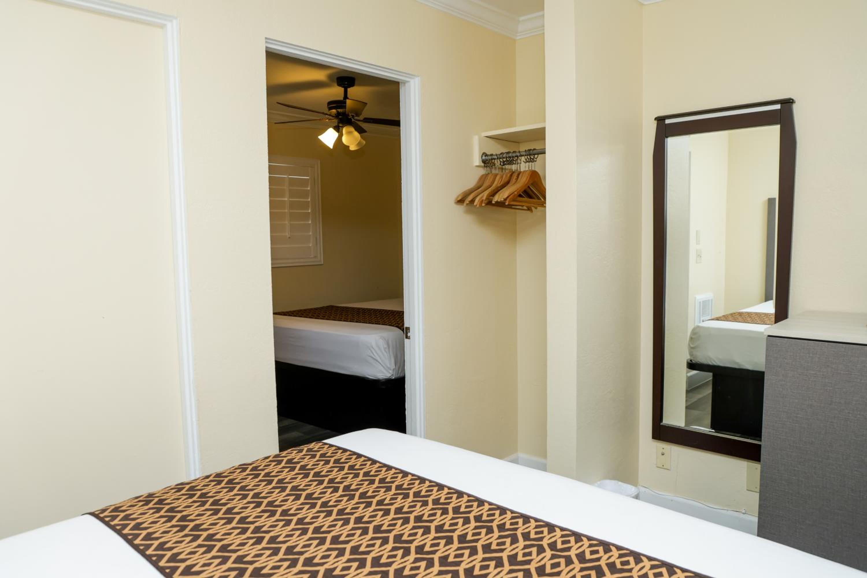 Family Room - Photo 4