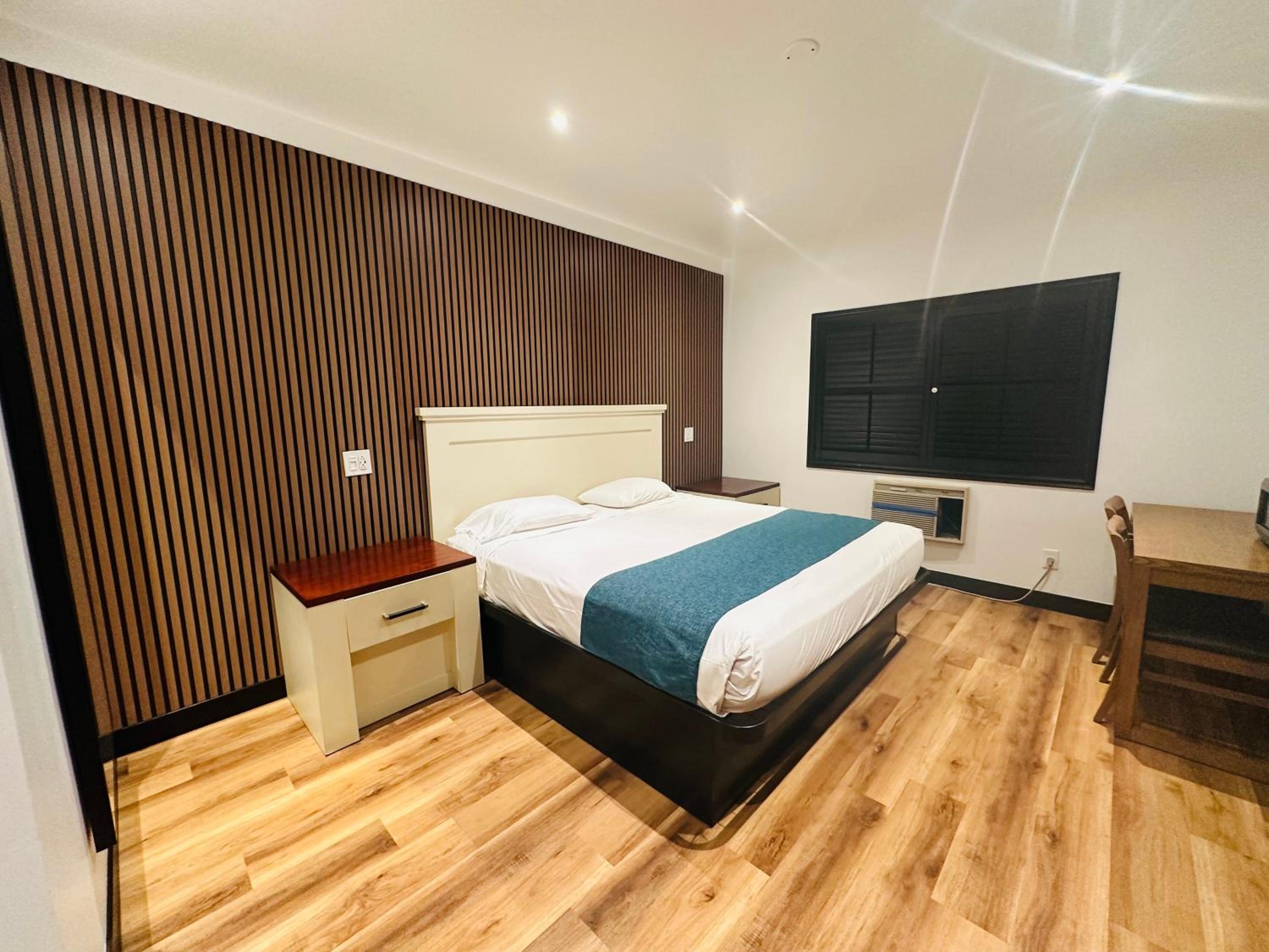 Deluxe King Room - Photo 12