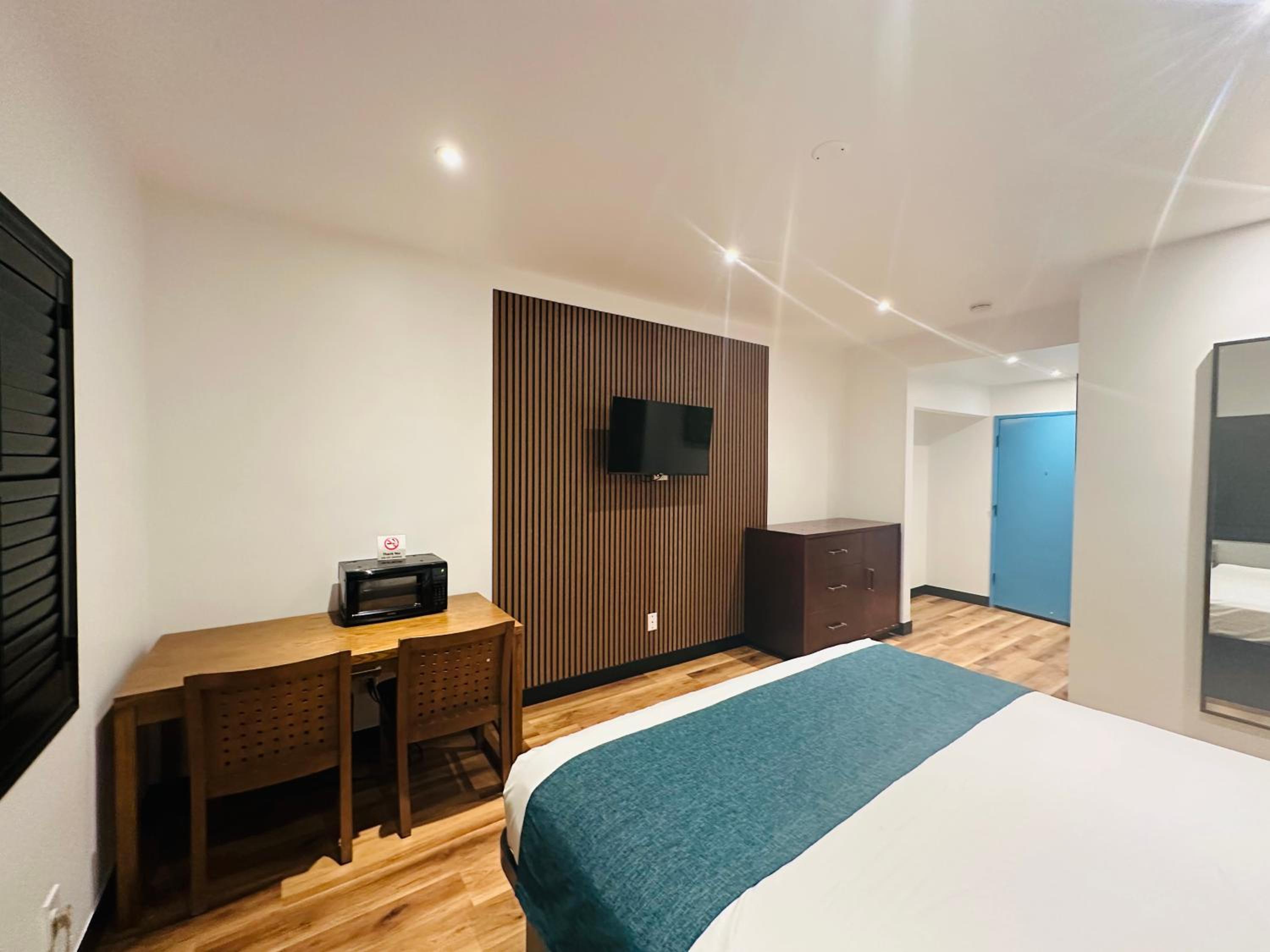 Deluxe King Room - Photo 9