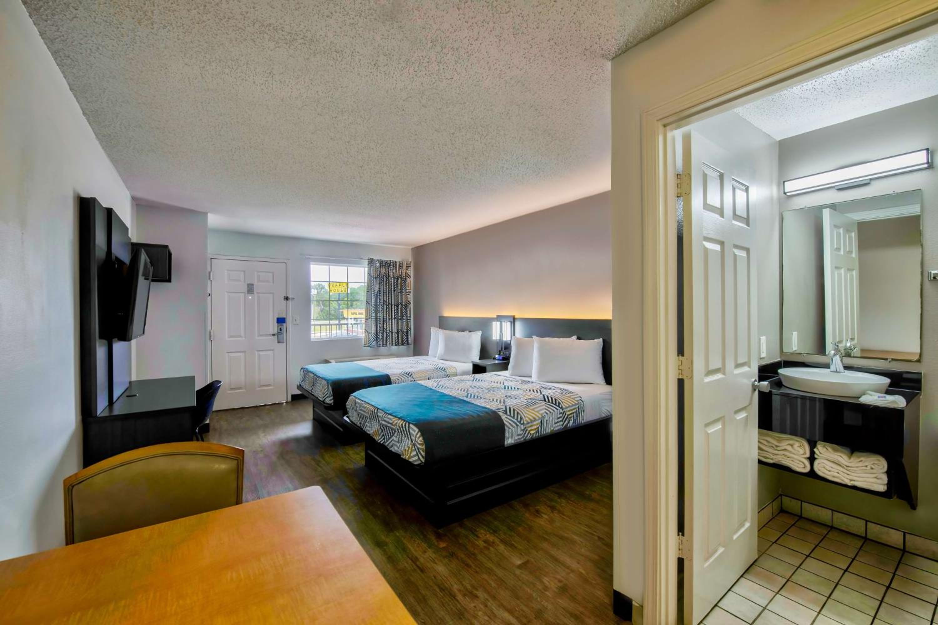 Quadruple Room - Smoking - Photo 5