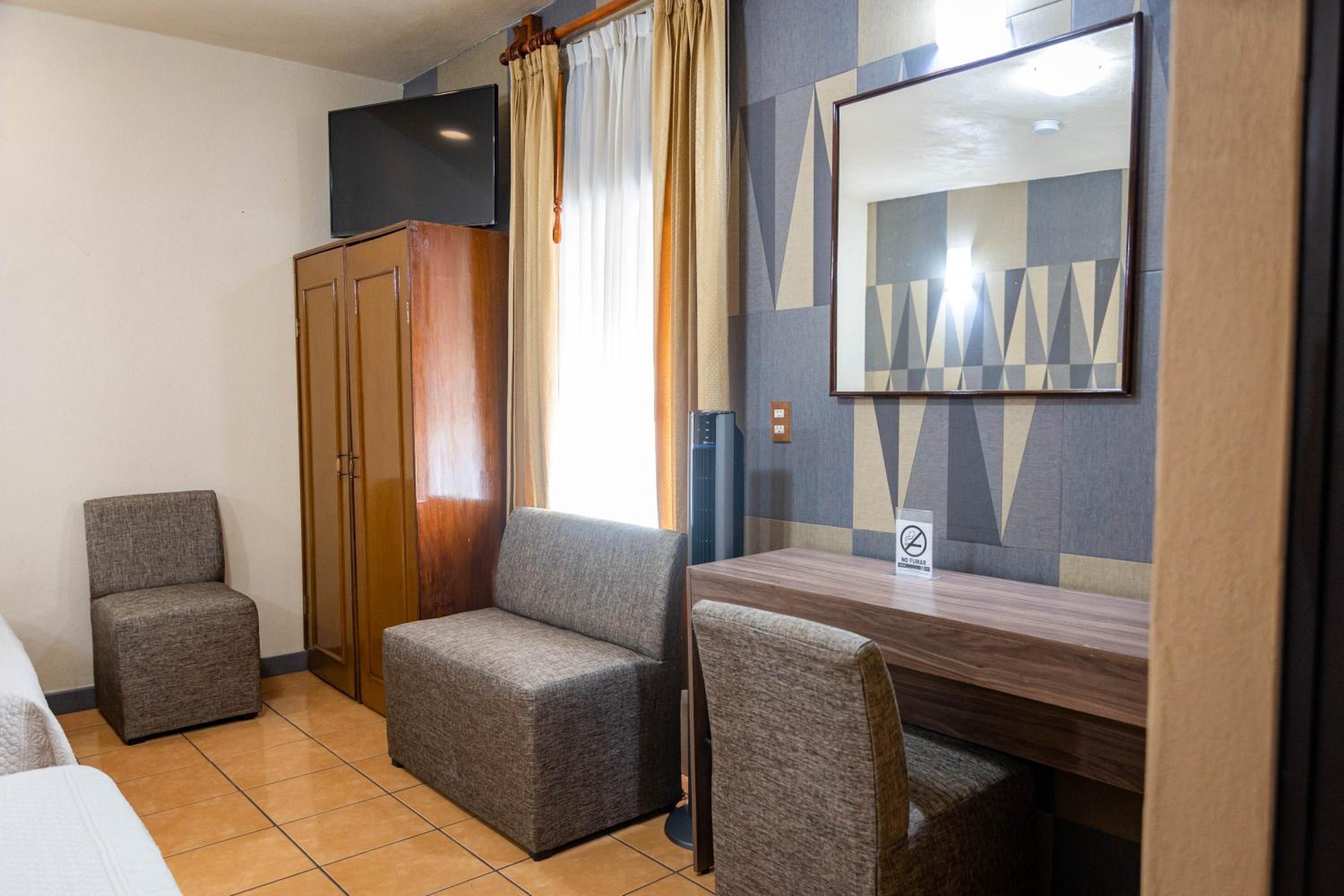 Twin Room - Photo 11