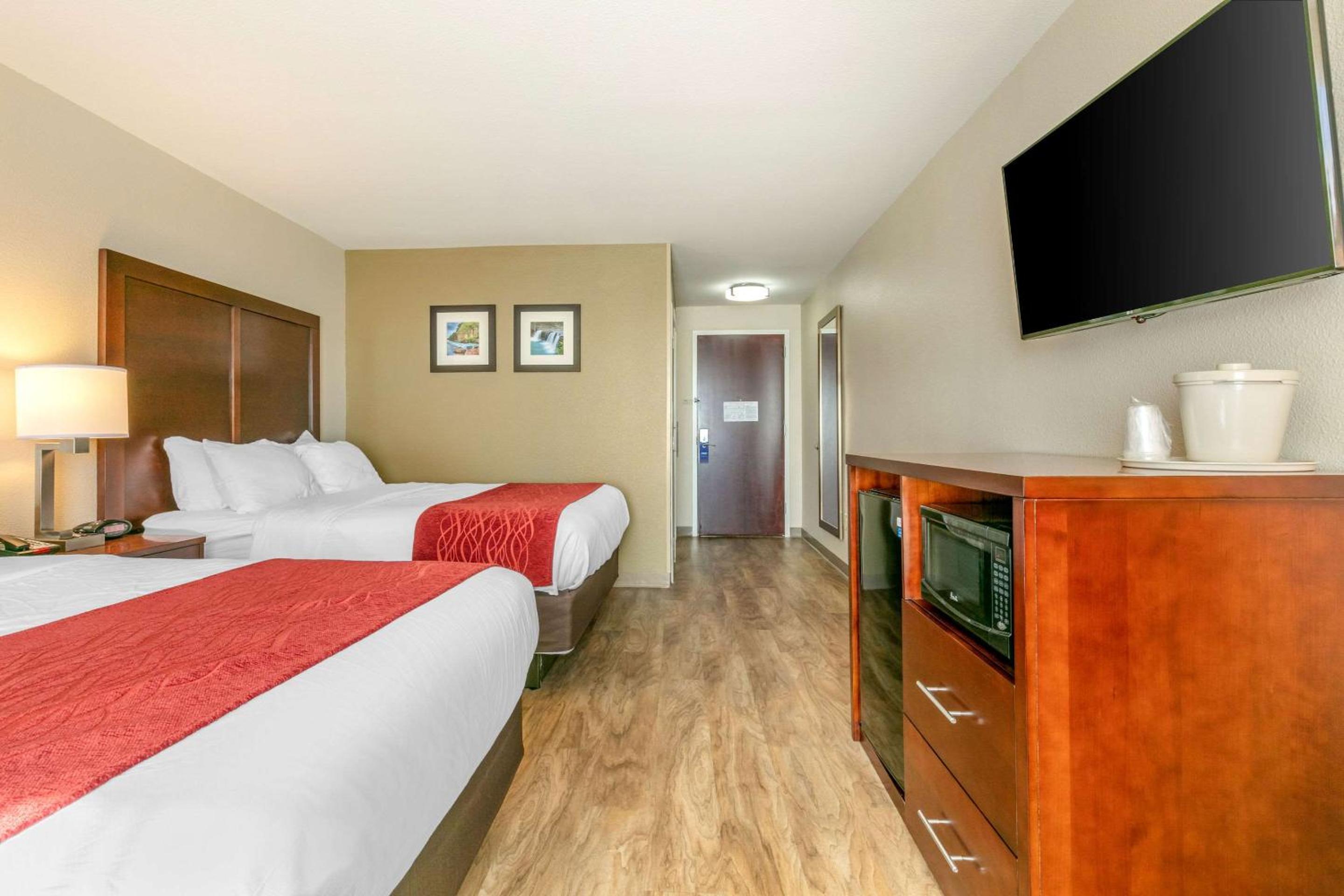 Queen Room with Two Queen Beds - Non-Smoking - Photo 4