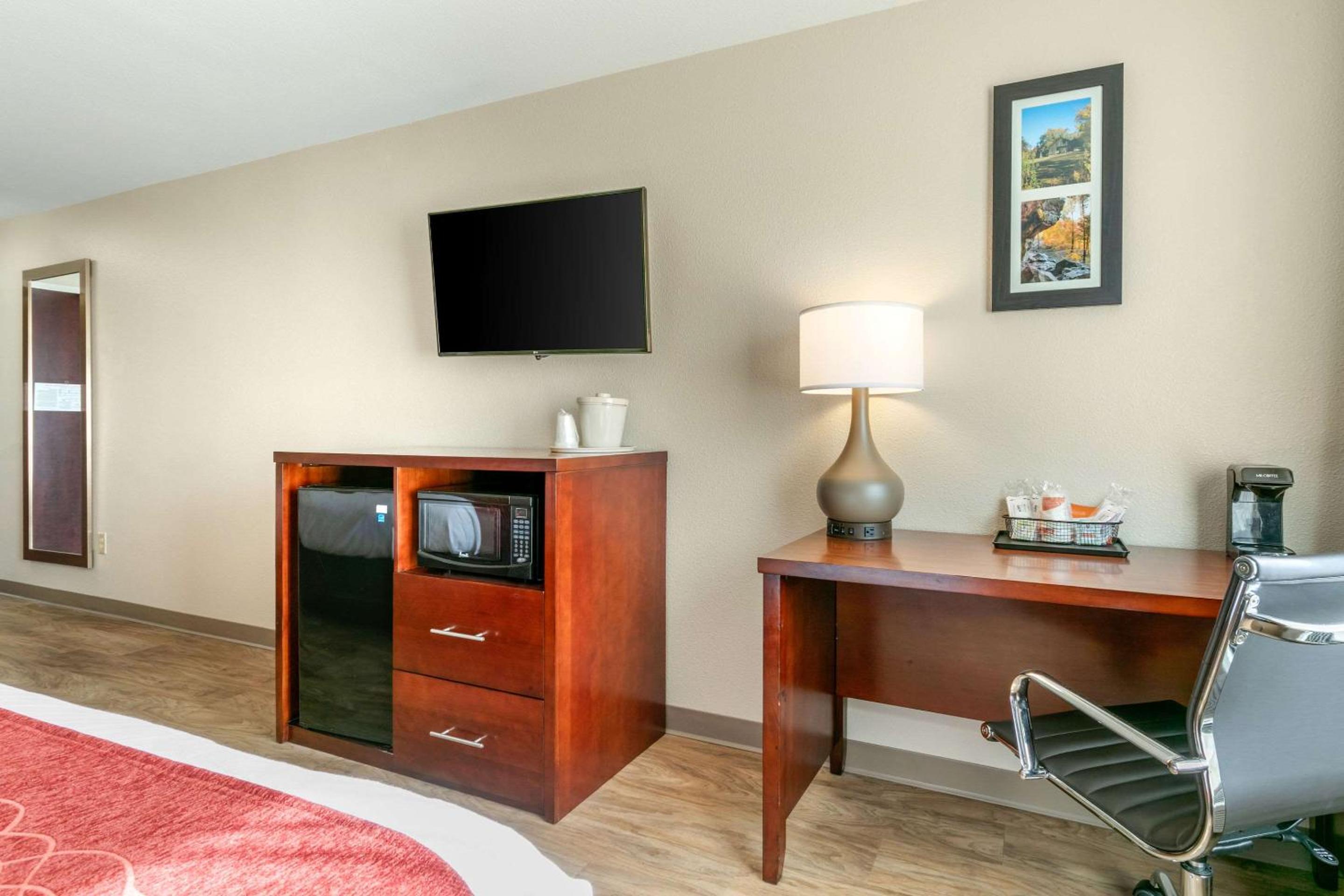 Queen Room with Two Queen Beds - Non-Smoking - Photo 5