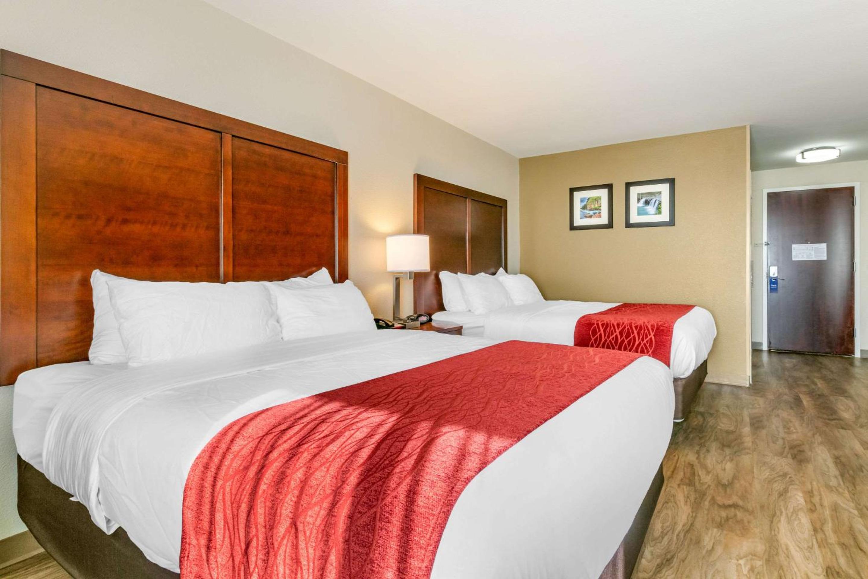 Queen Room with Two Queen Beds - Non-Smoking - Photo 2
