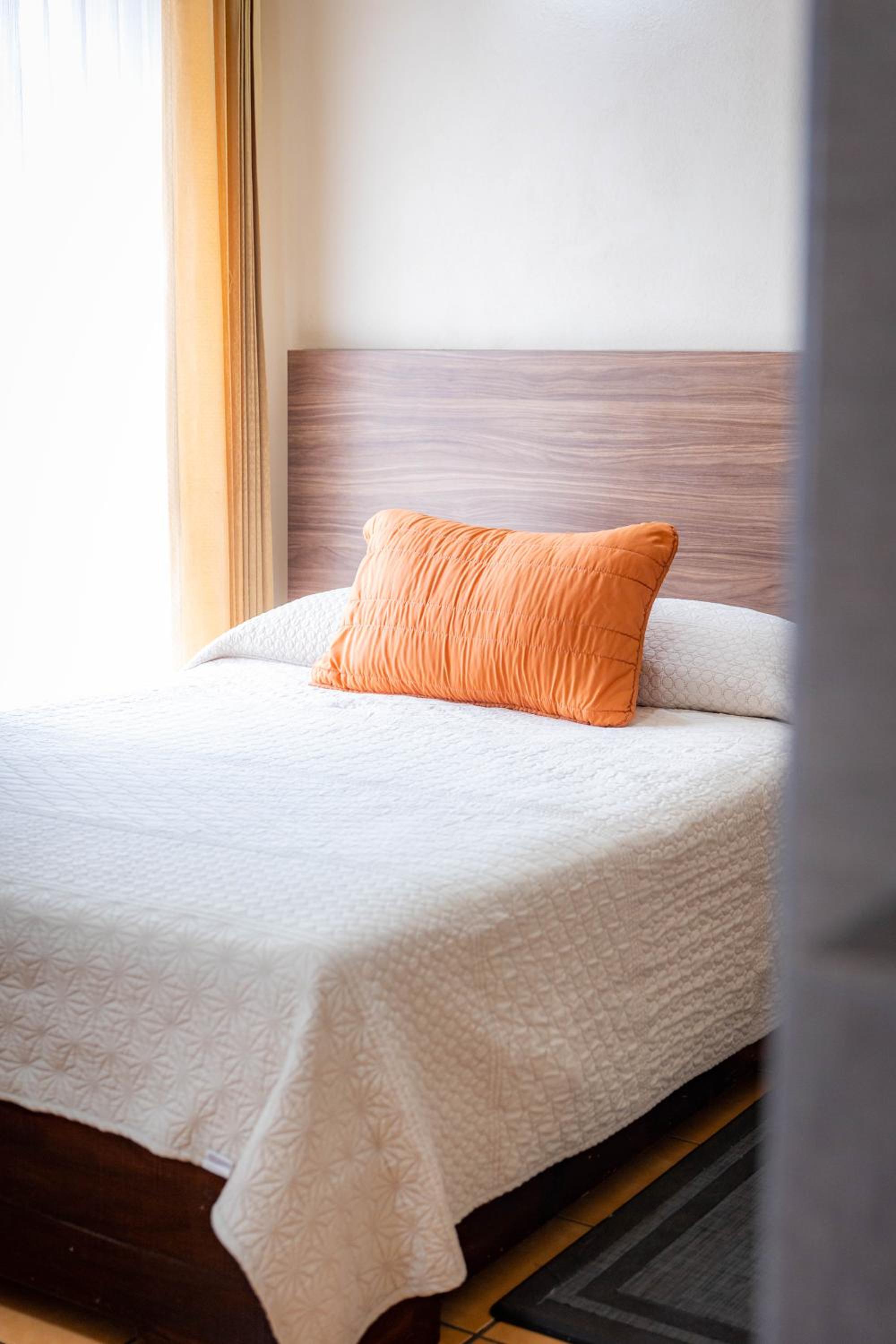 Standard Double Room - Photo 8