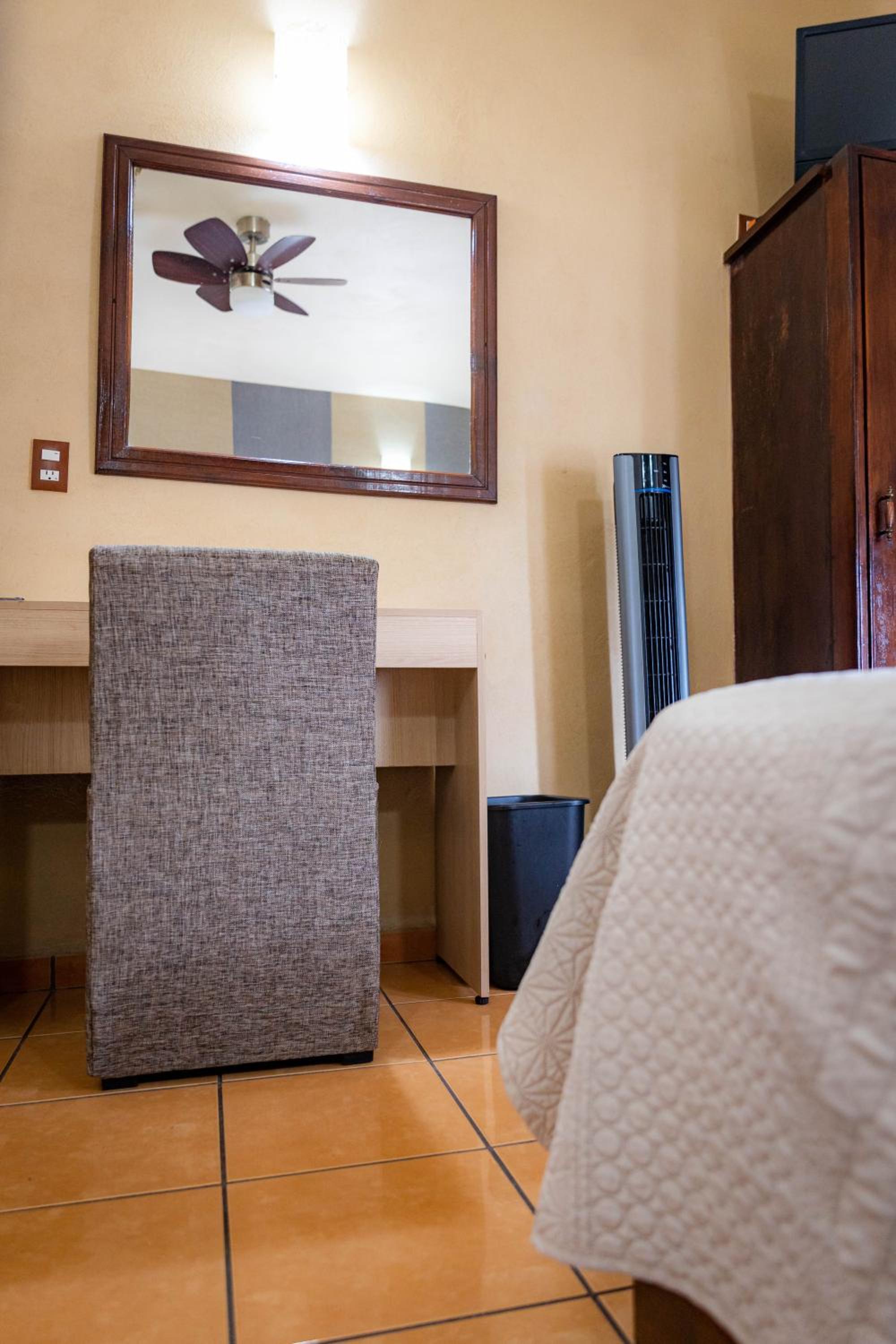 Standard Double Room - Photo 7