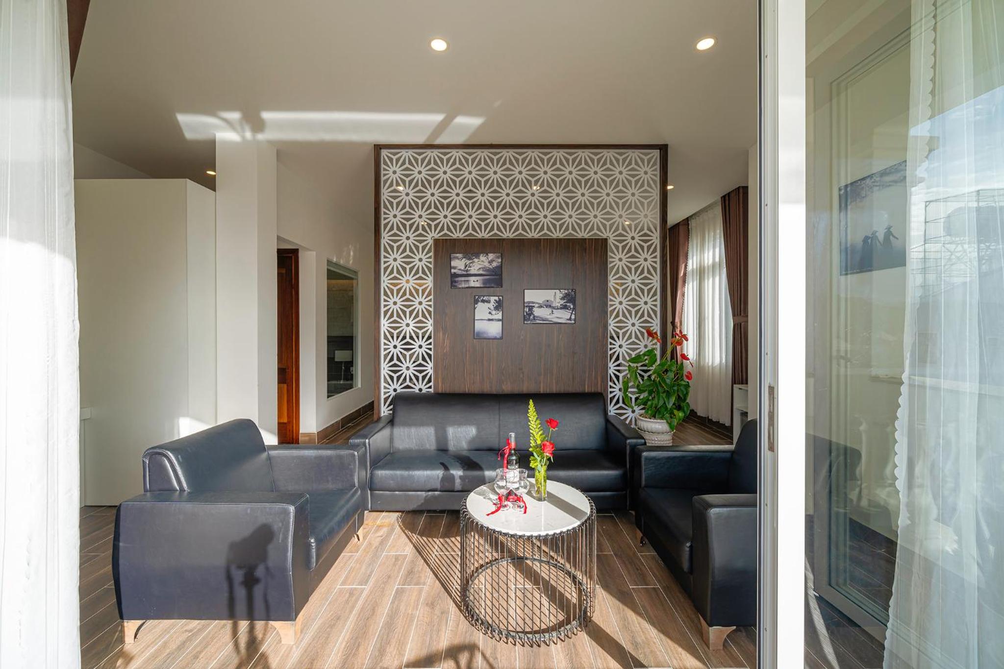 Suite with Mountain View - Photo 11