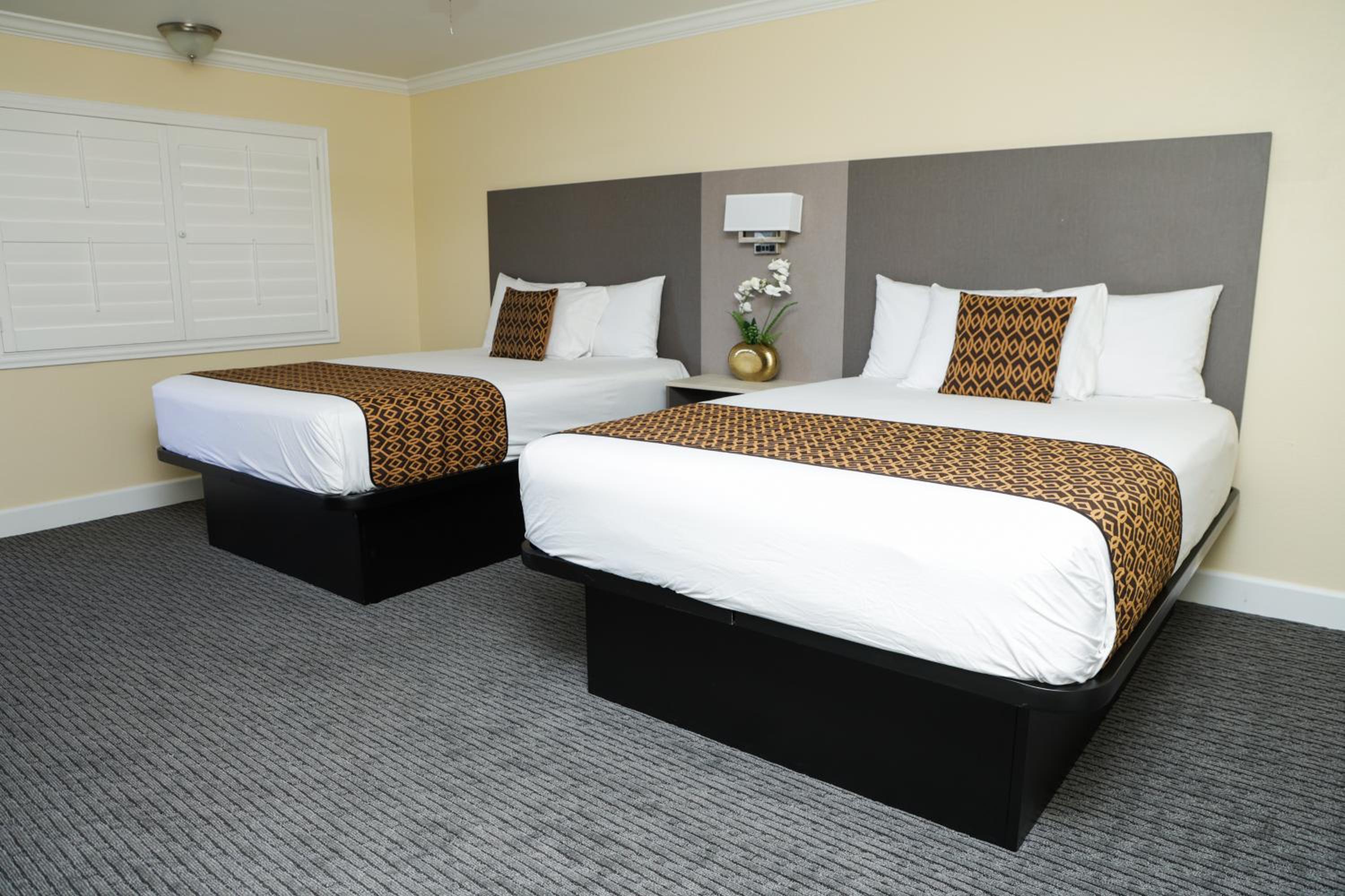 Queen Room with Two Queen Beds - Photo 17