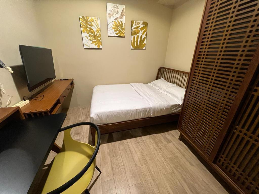 Queen Room - Photo 13