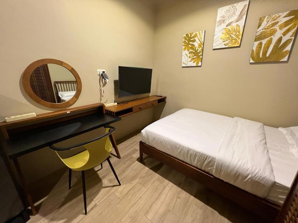Queen Room - Photo 12